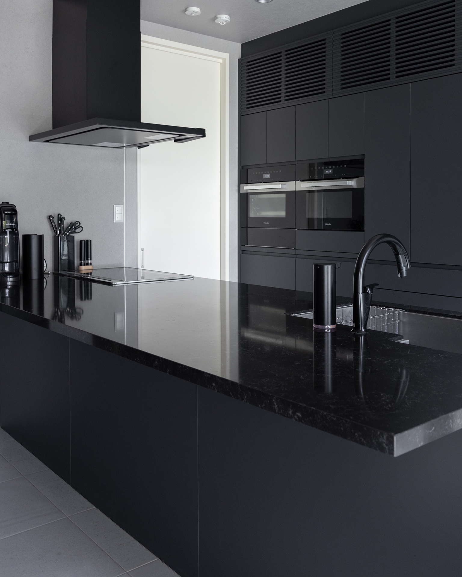 写真:マテリアルミックスが美しいグレーキッチン