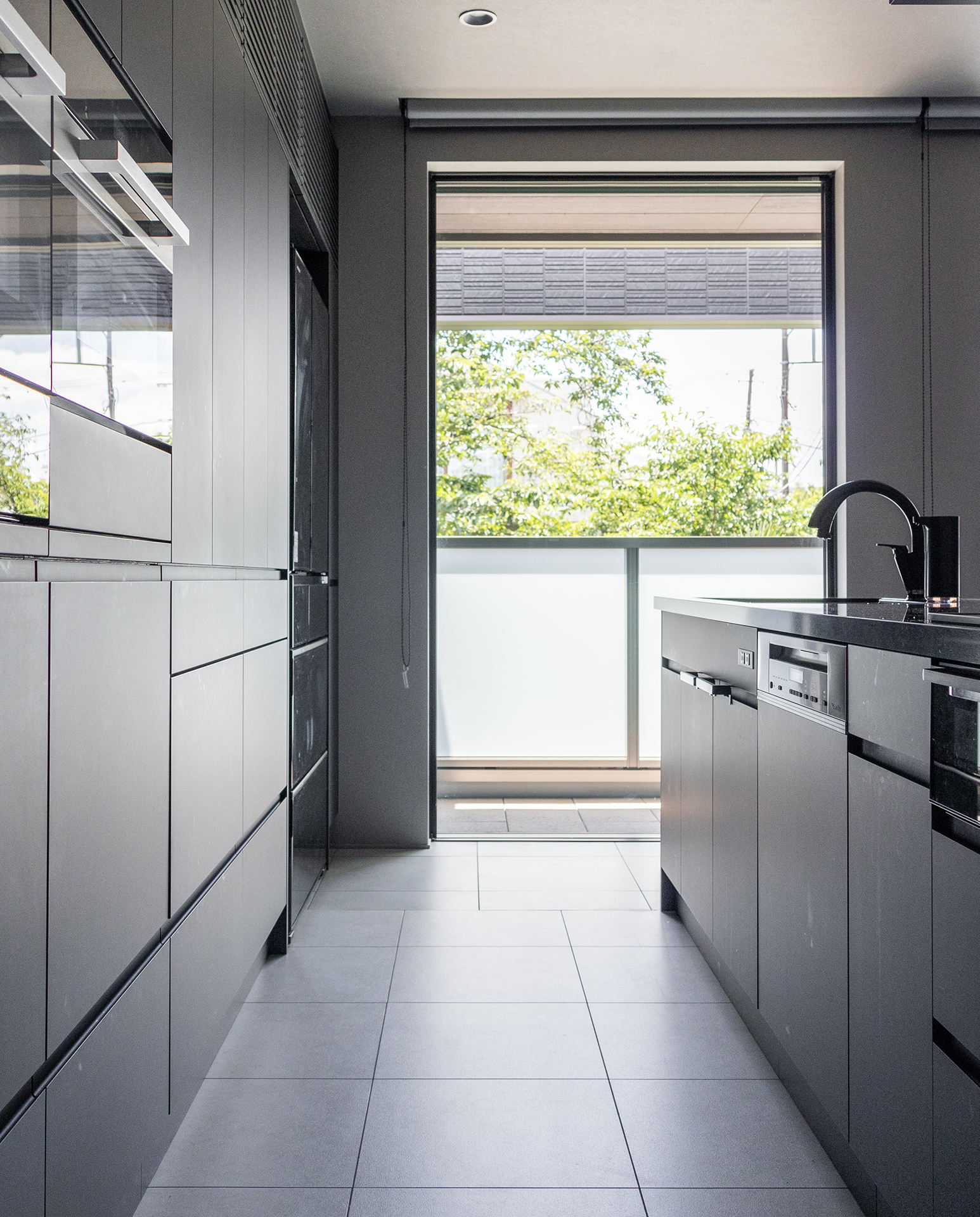 写真:マテリアルミックスが美しいグレーキッチン