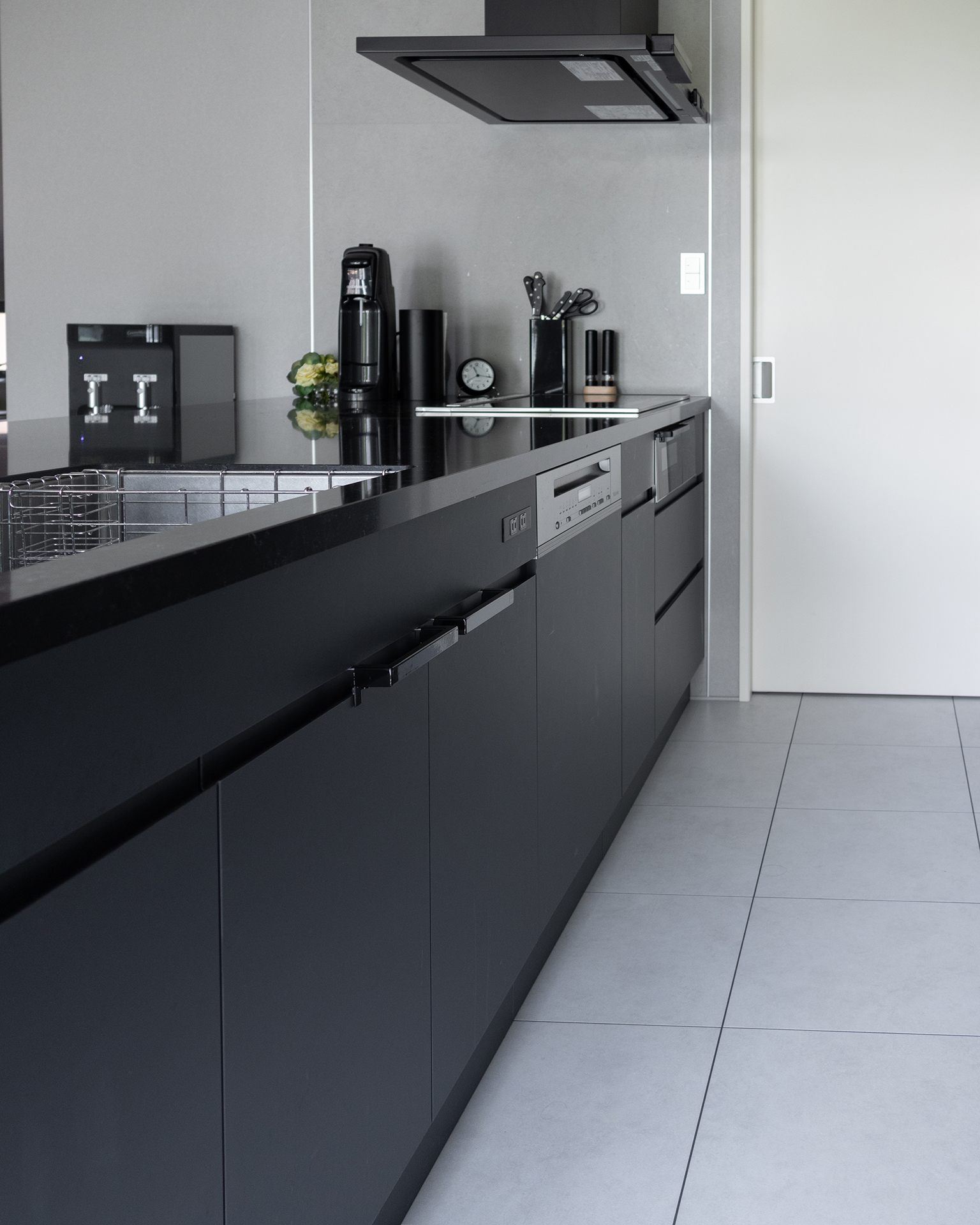 写真:マテリアルミックスが美しいグレーキッチン