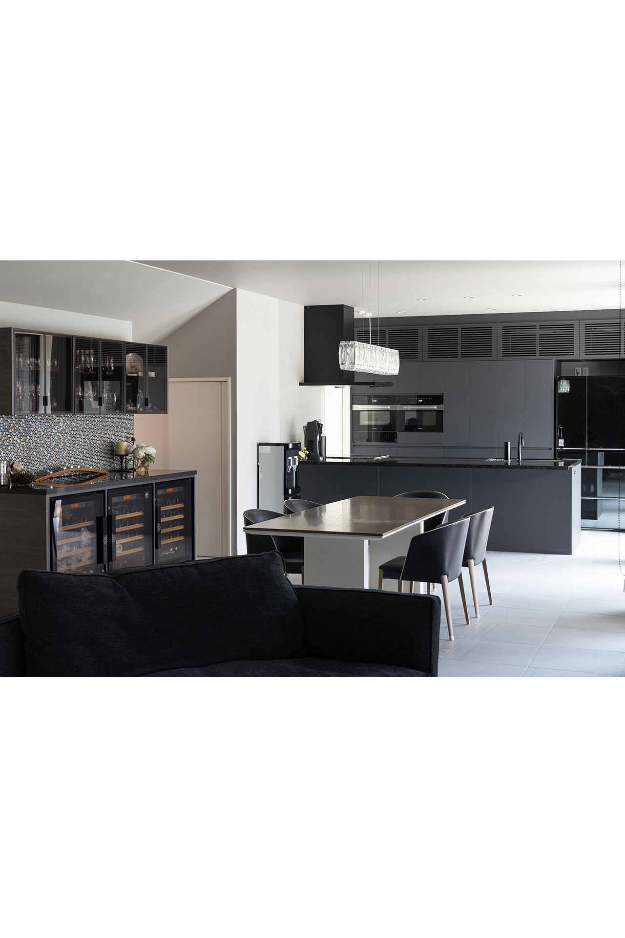 写真:マテリアルミックスが美しいグレーキッチン