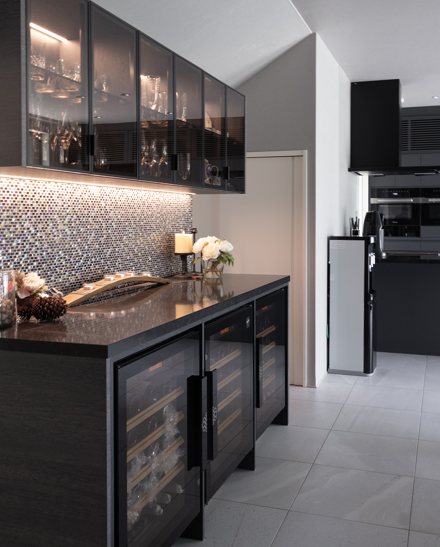 写真:マテリアルミックスが美しいグレーキッチン