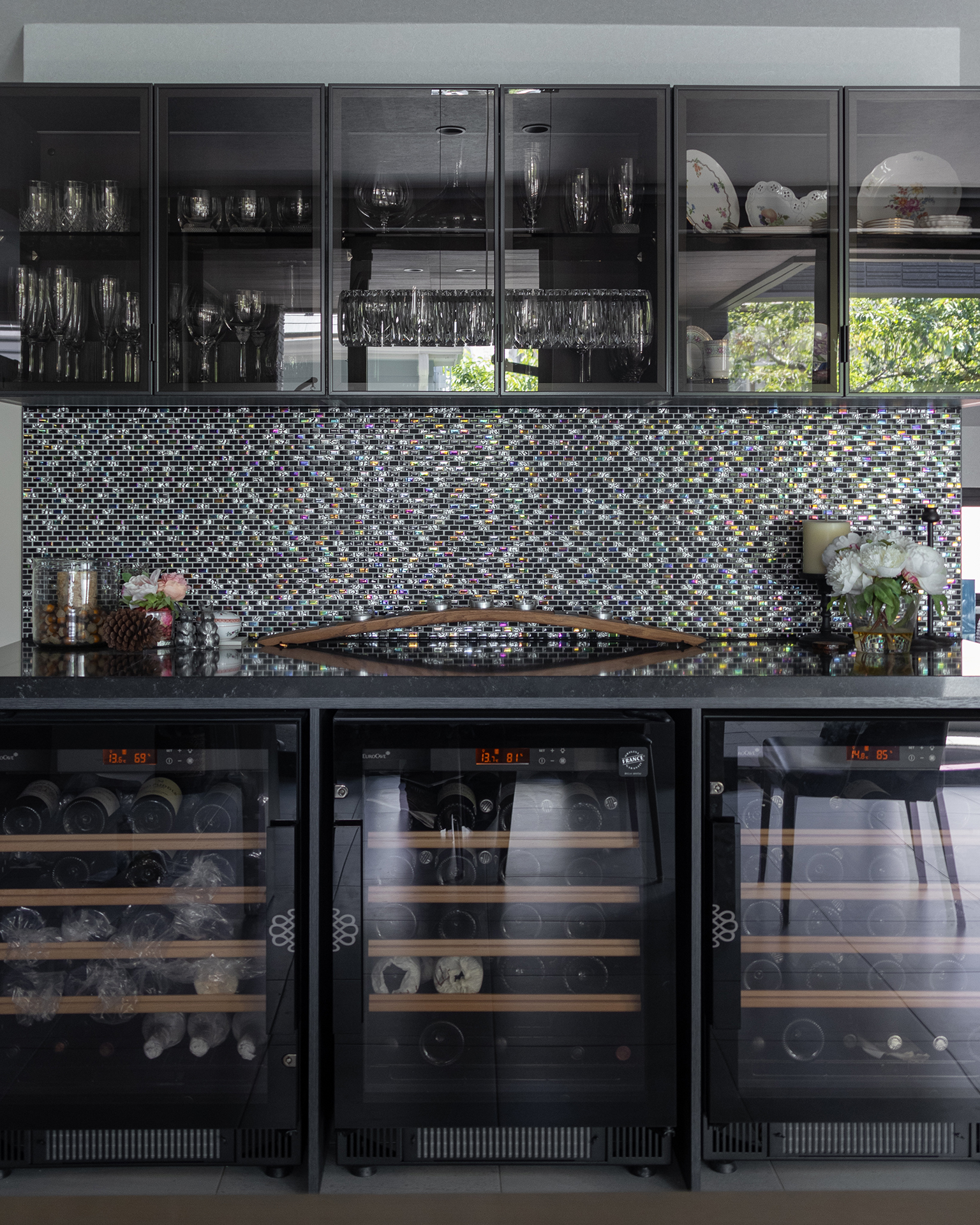 写真:マテリアルミックスが美しいグレーキッチン