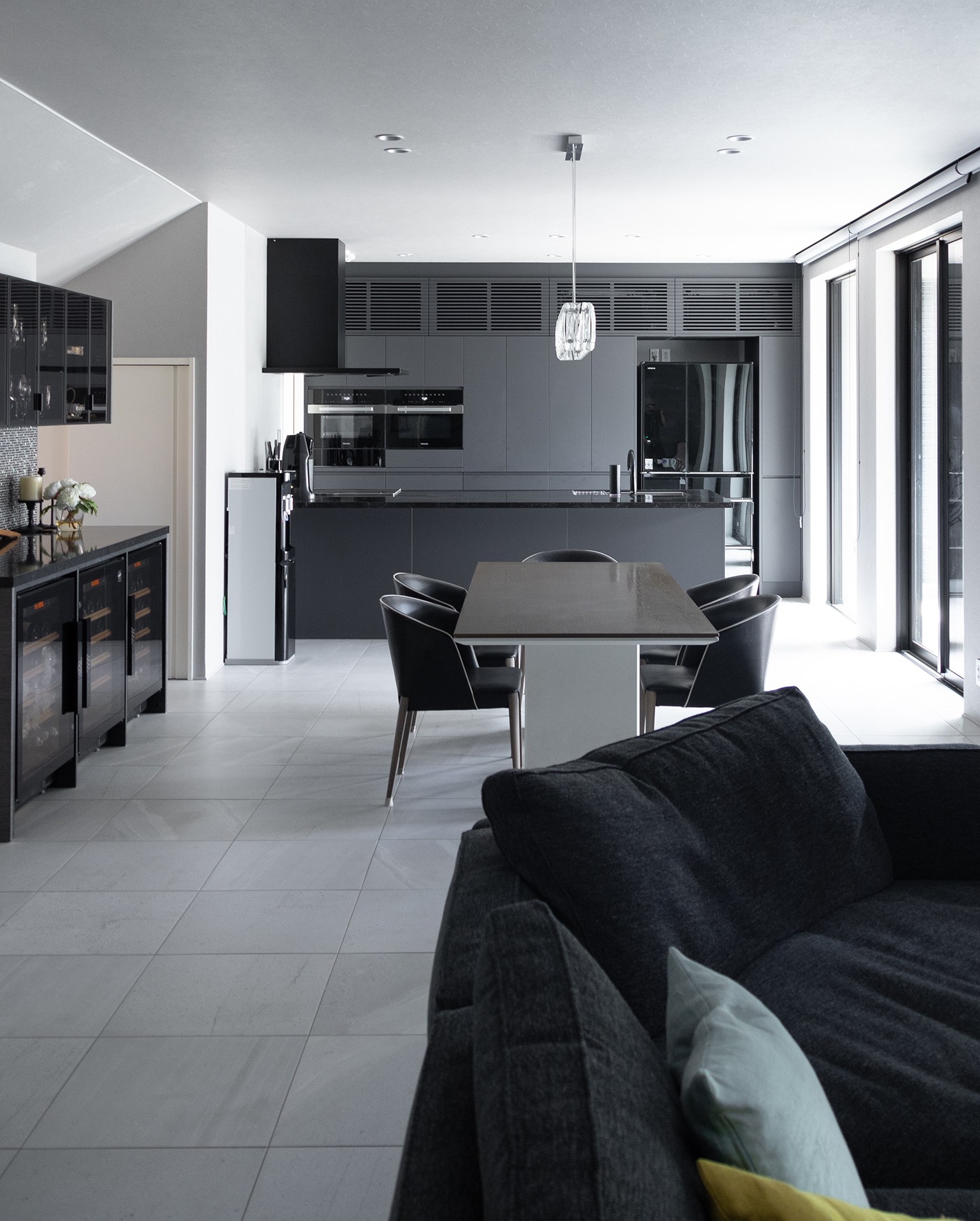 写真:マテリアルミックスが美しいグレーキッチン