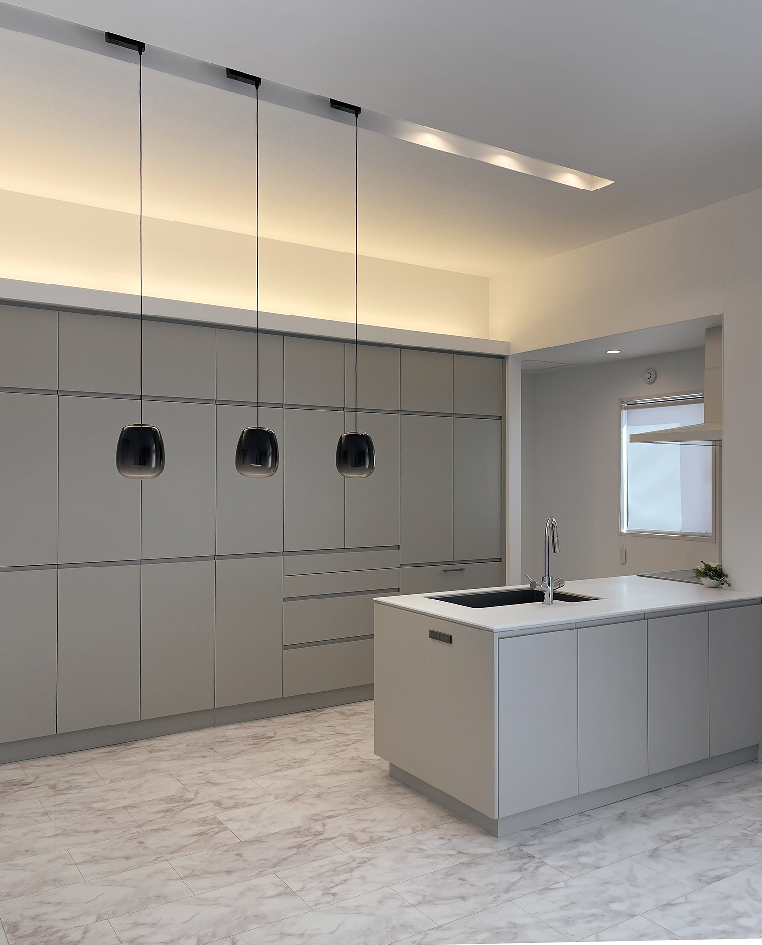 空間になじむ、収納充実のキッチン