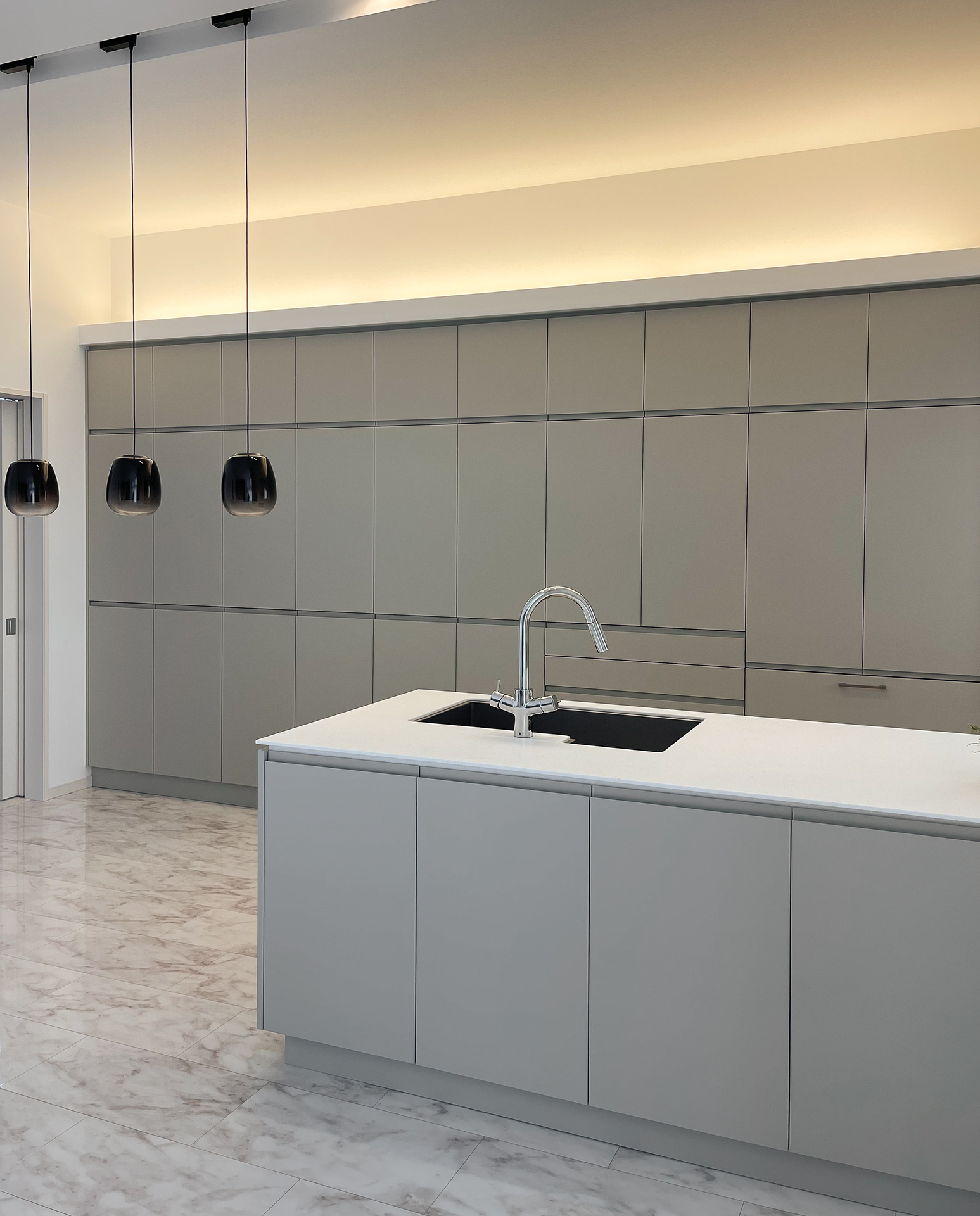 写真:空間になじむ、収納充実のキッチン