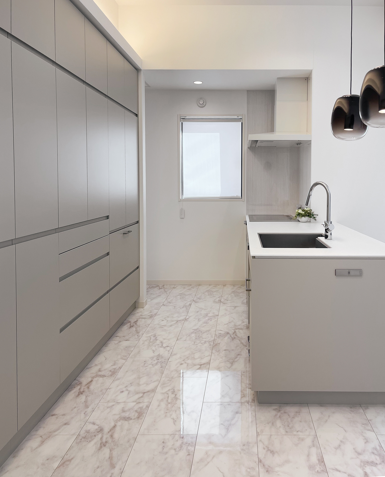 写真:空間になじむ、収納充実のキッチン