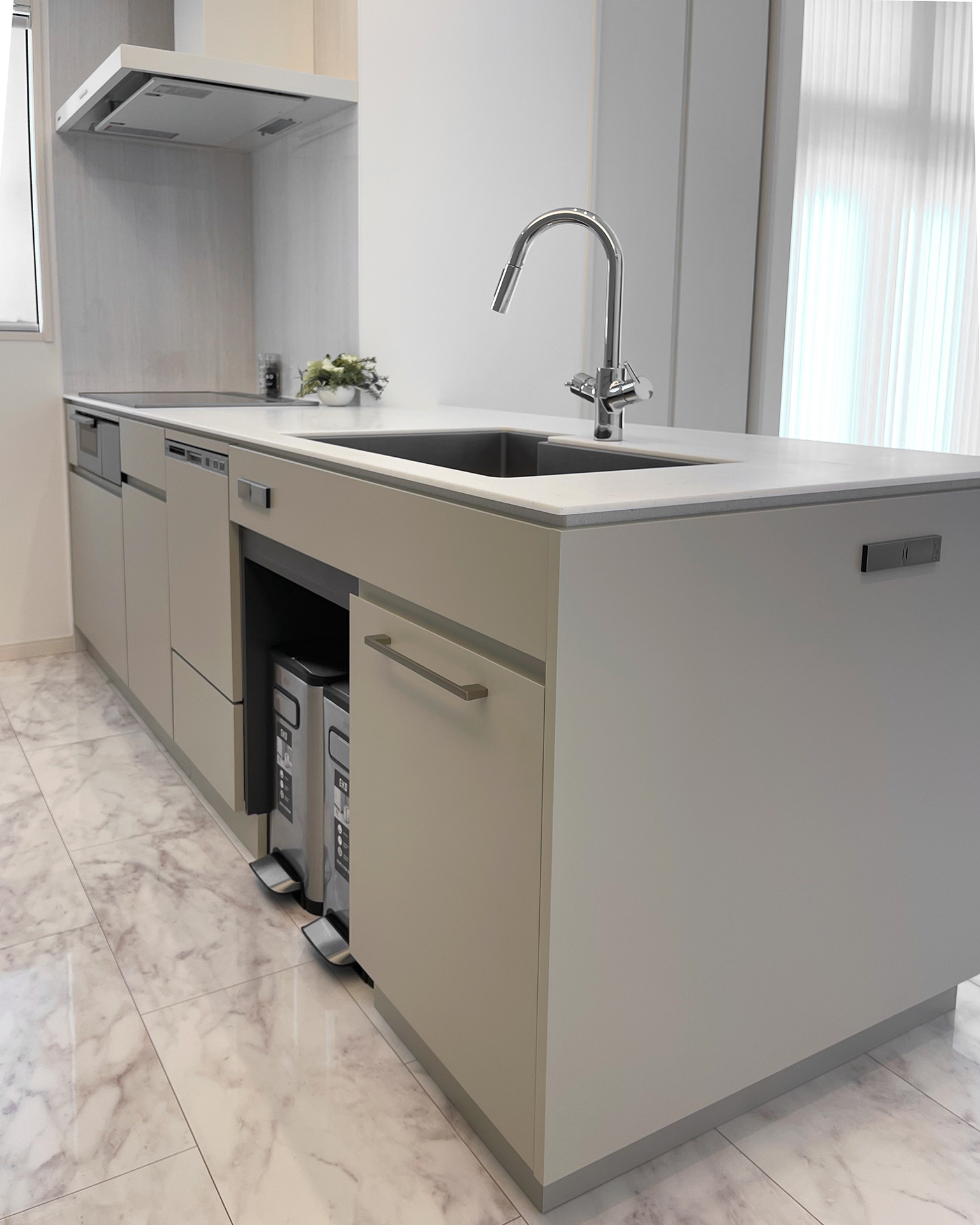 写真:空間になじむ、収納充実のキッチン