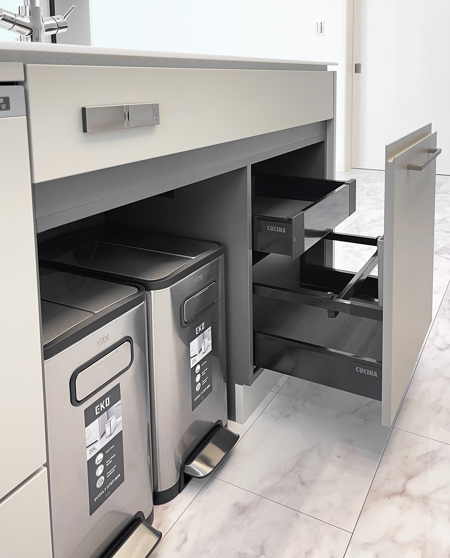 写真:空間になじむ、収納充実のキッチン