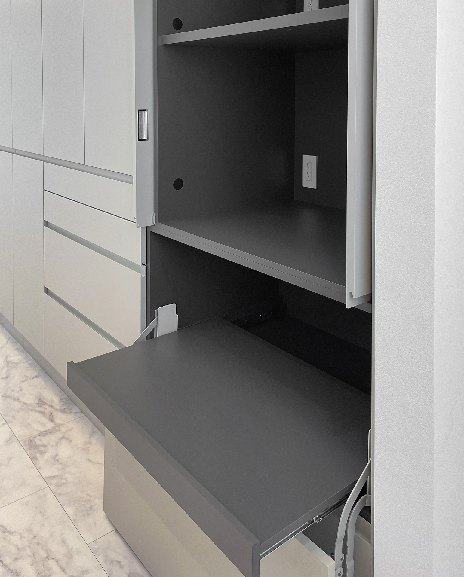 写真:空間になじむ、収納充実のキッチン