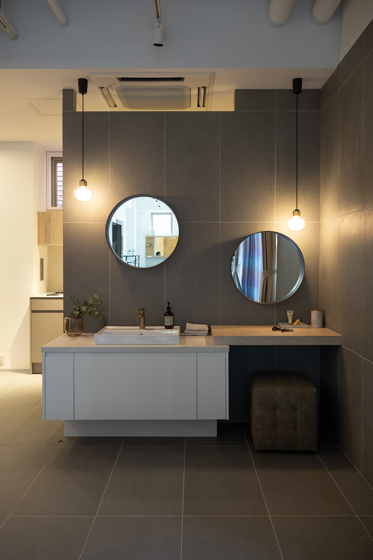 写真：インテリアとしてのドレッサー洗面