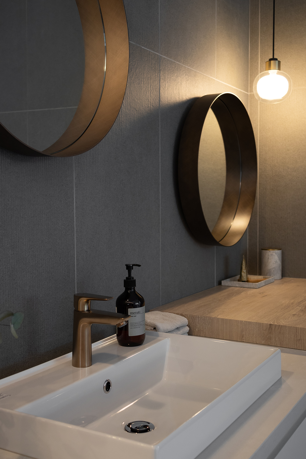 写真：インテリアとしてのドレッサー洗面