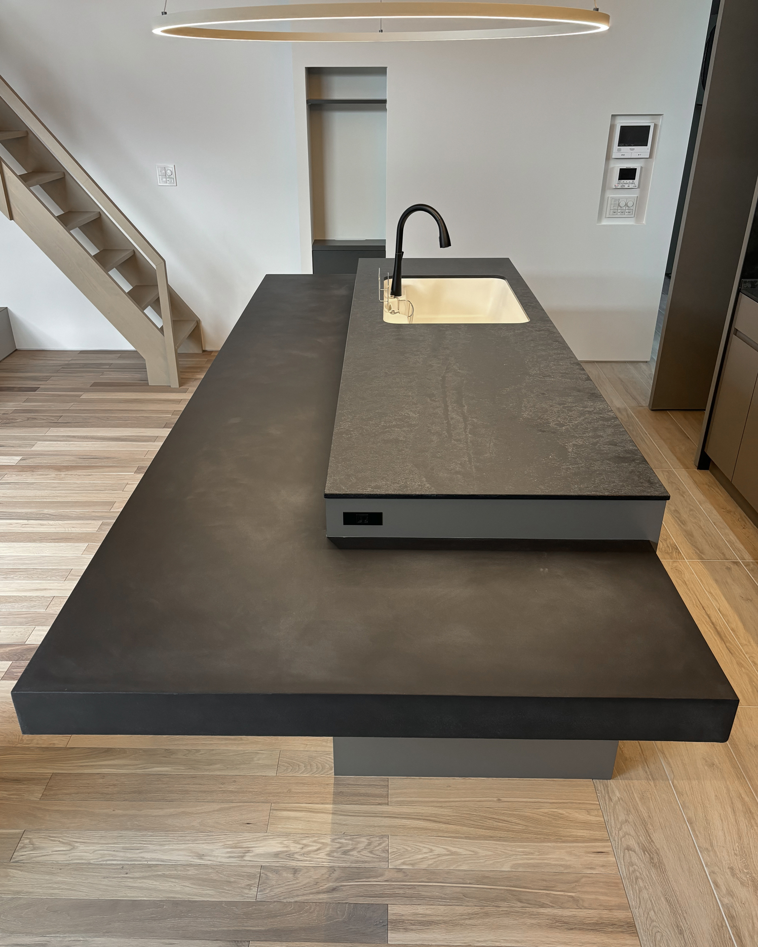 写真:手仕事が活きる、こだわり素材のキッチン