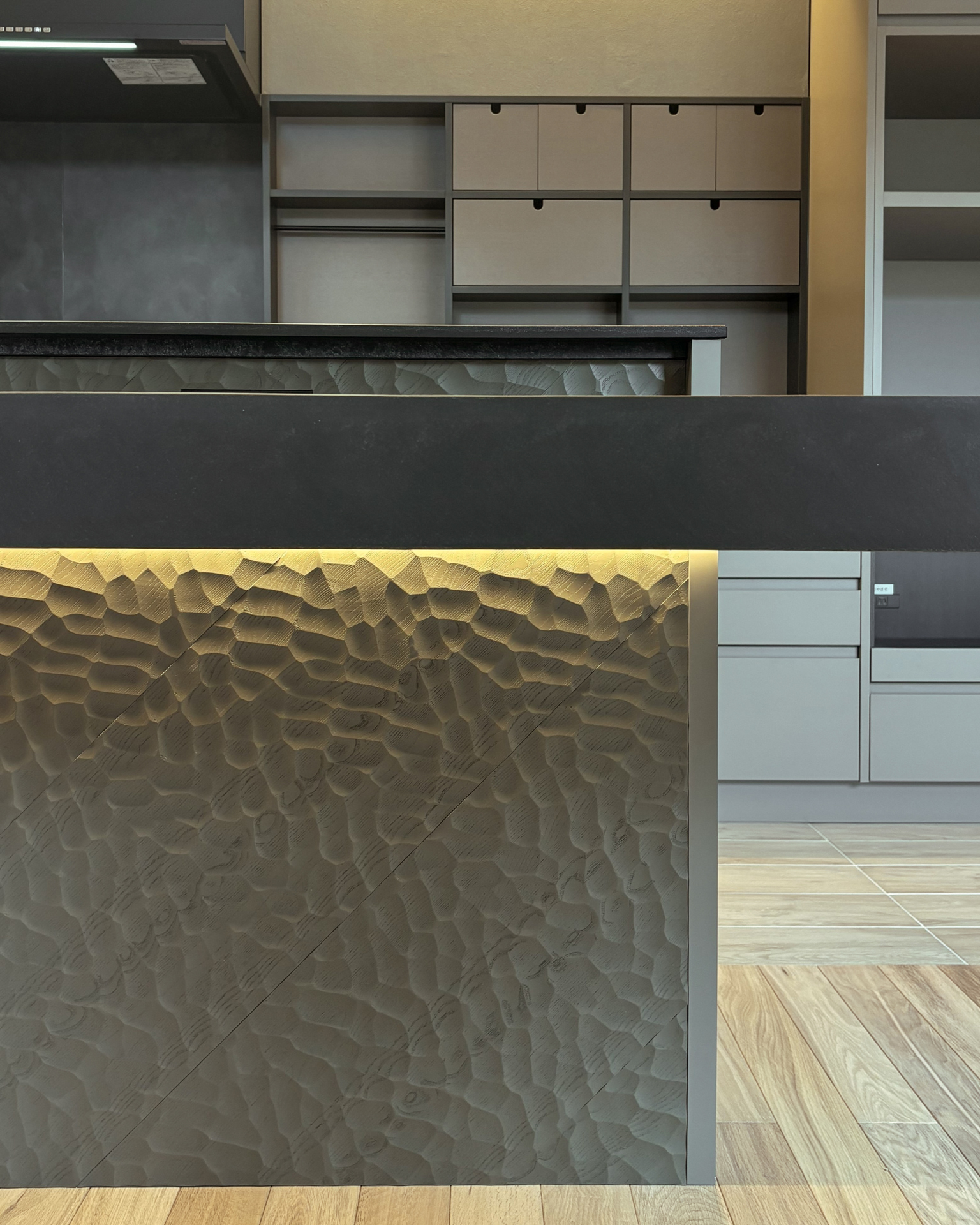 写真:手仕事が活きる、こだわり素材のキッチン