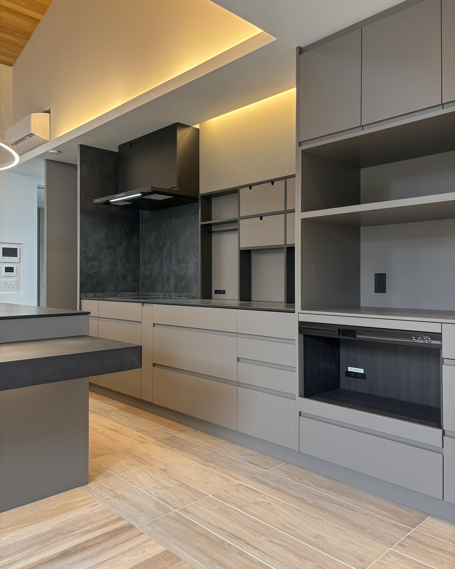 写真:手仕事が活きる、こだわり素材のキッチン