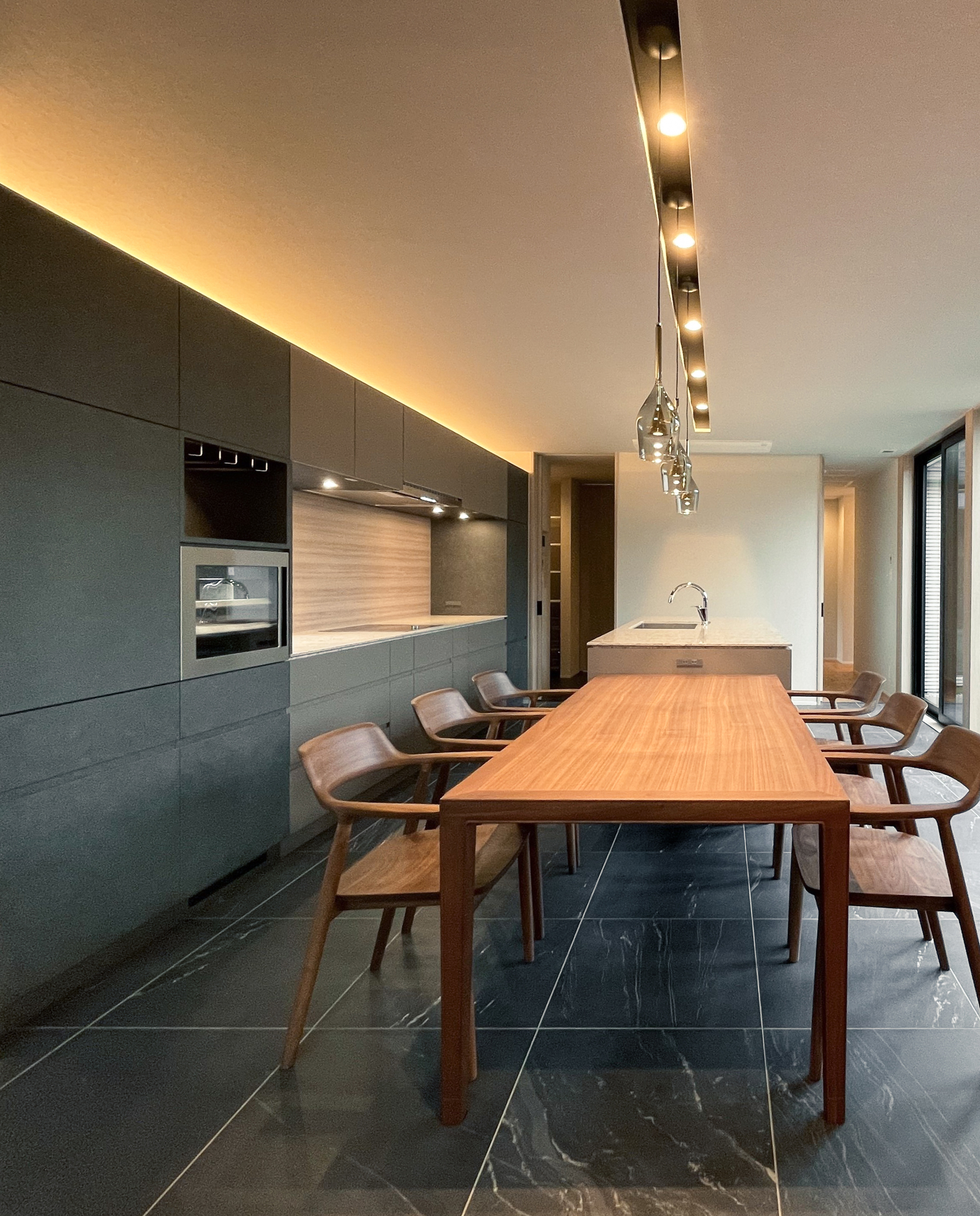 木目が映えるグレージュキッチン