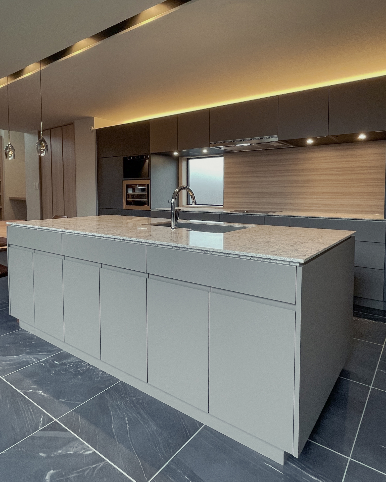 写真:木目が映えるグレージュキッチン