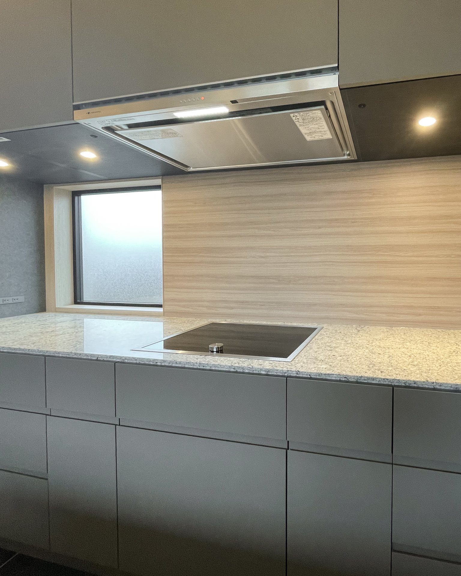 写真:木目が映えるグレージュキッチン