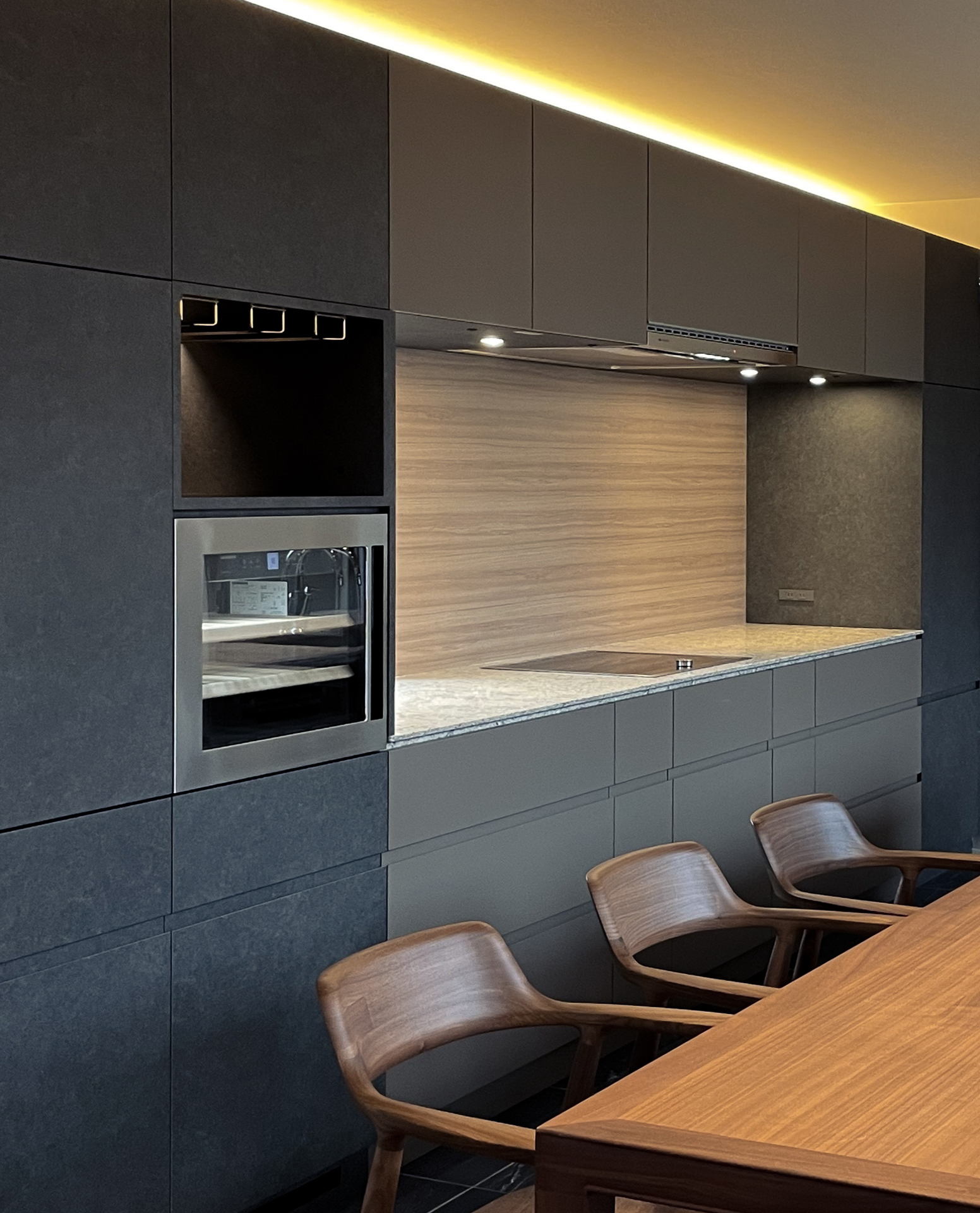 写真:木目が映えるグレージュキッチン