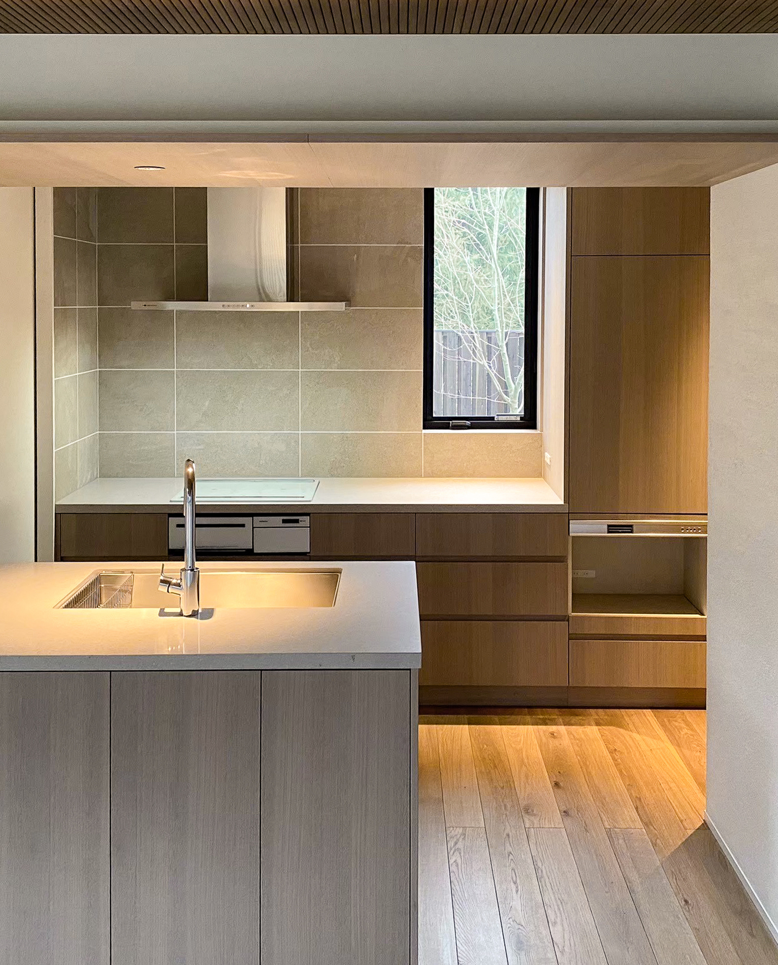 柔らかな木目に包まれる癒しのキッチン