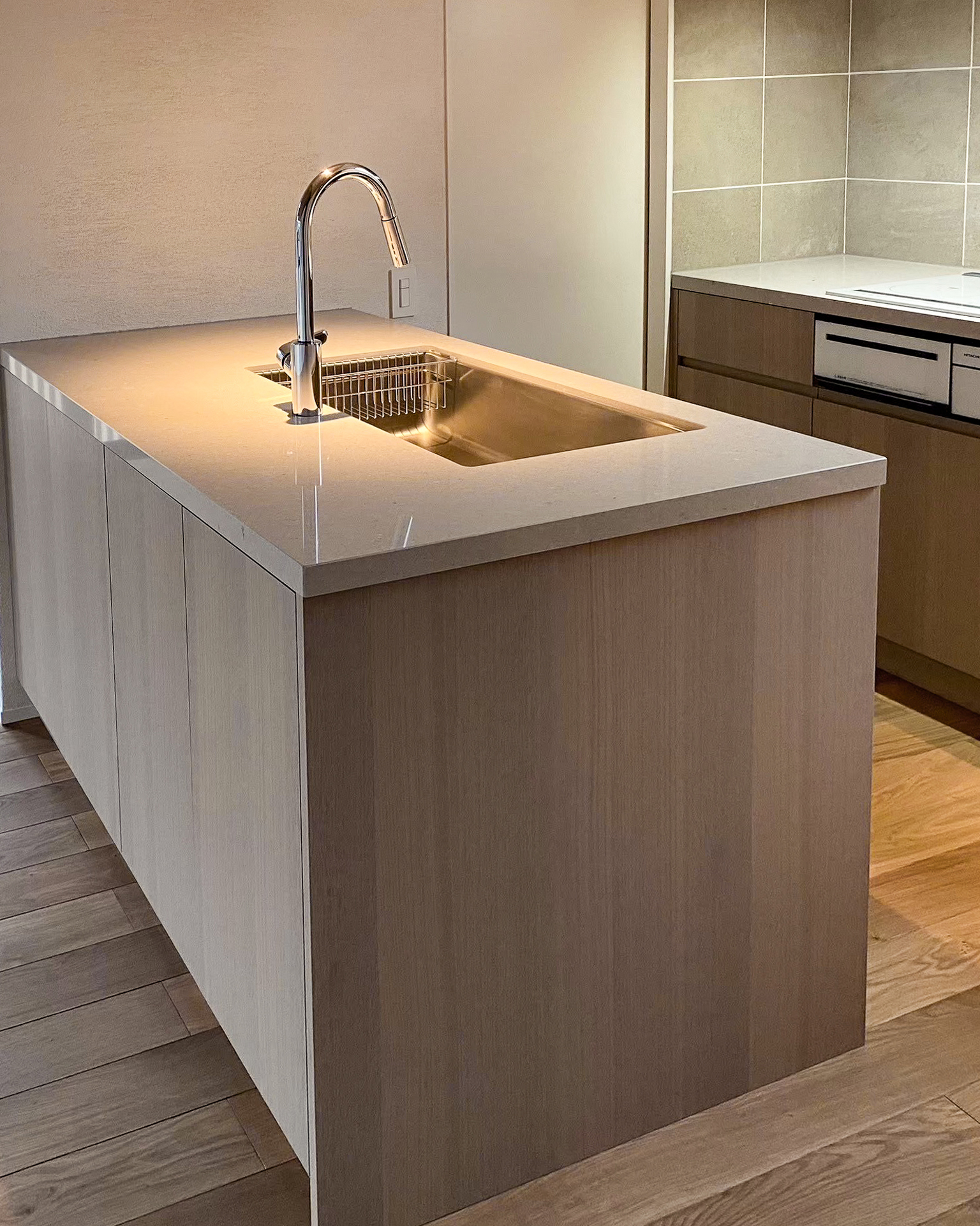 写真:柔らかな木目に包まれる癒しのキッチン