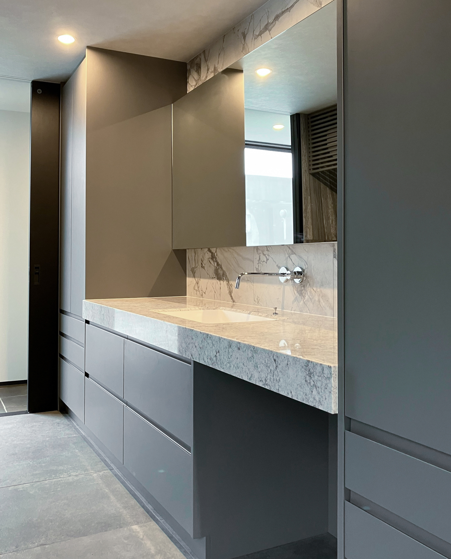 収納充実のラグジュアリー洗面