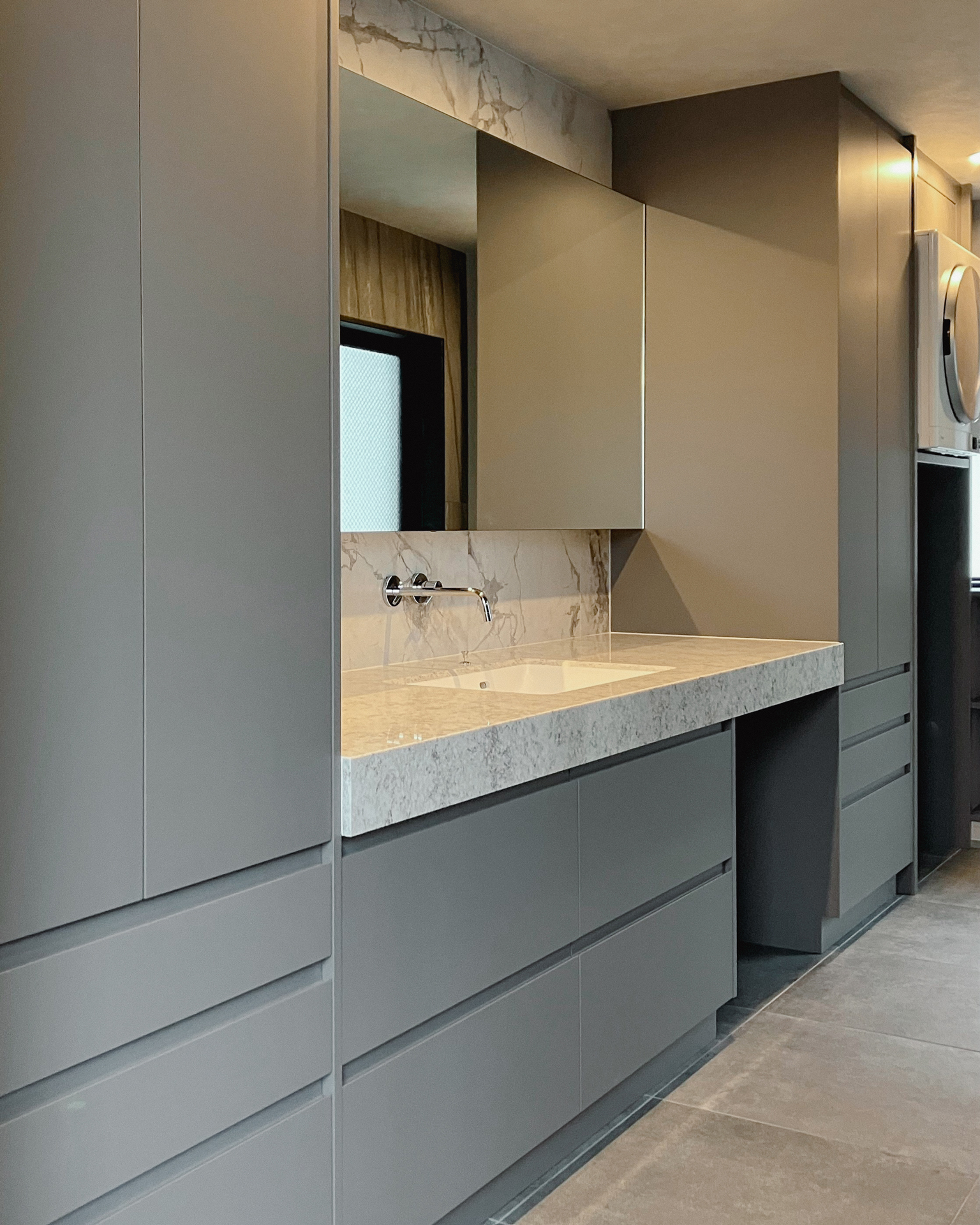 写真：収納充実のラグジュアリー洗面