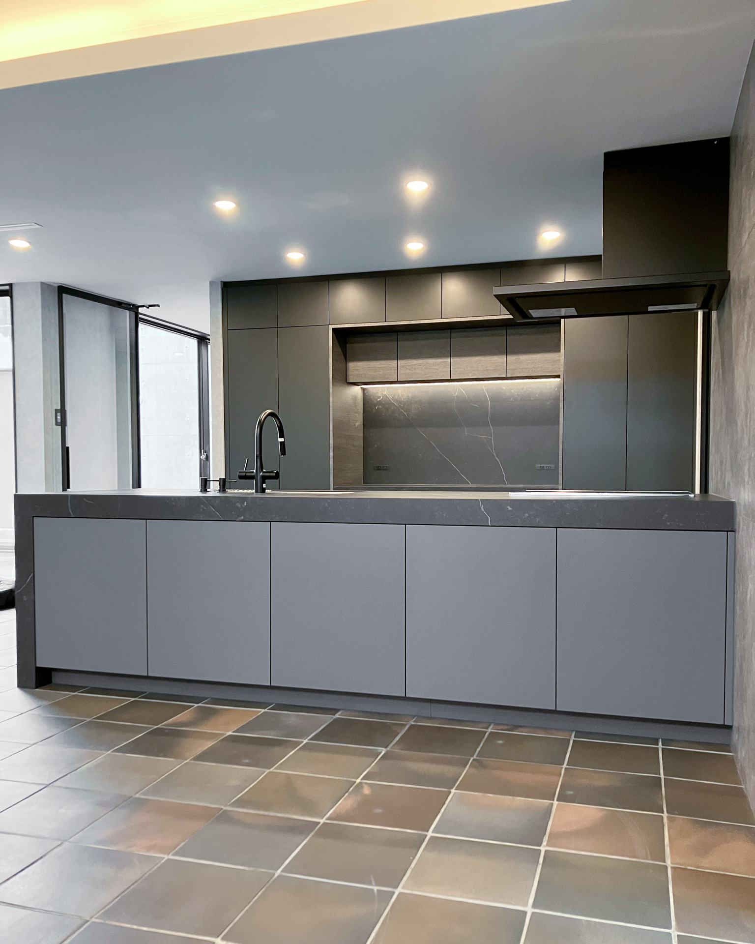 写真:濃淡を楽しむグレーインテリア