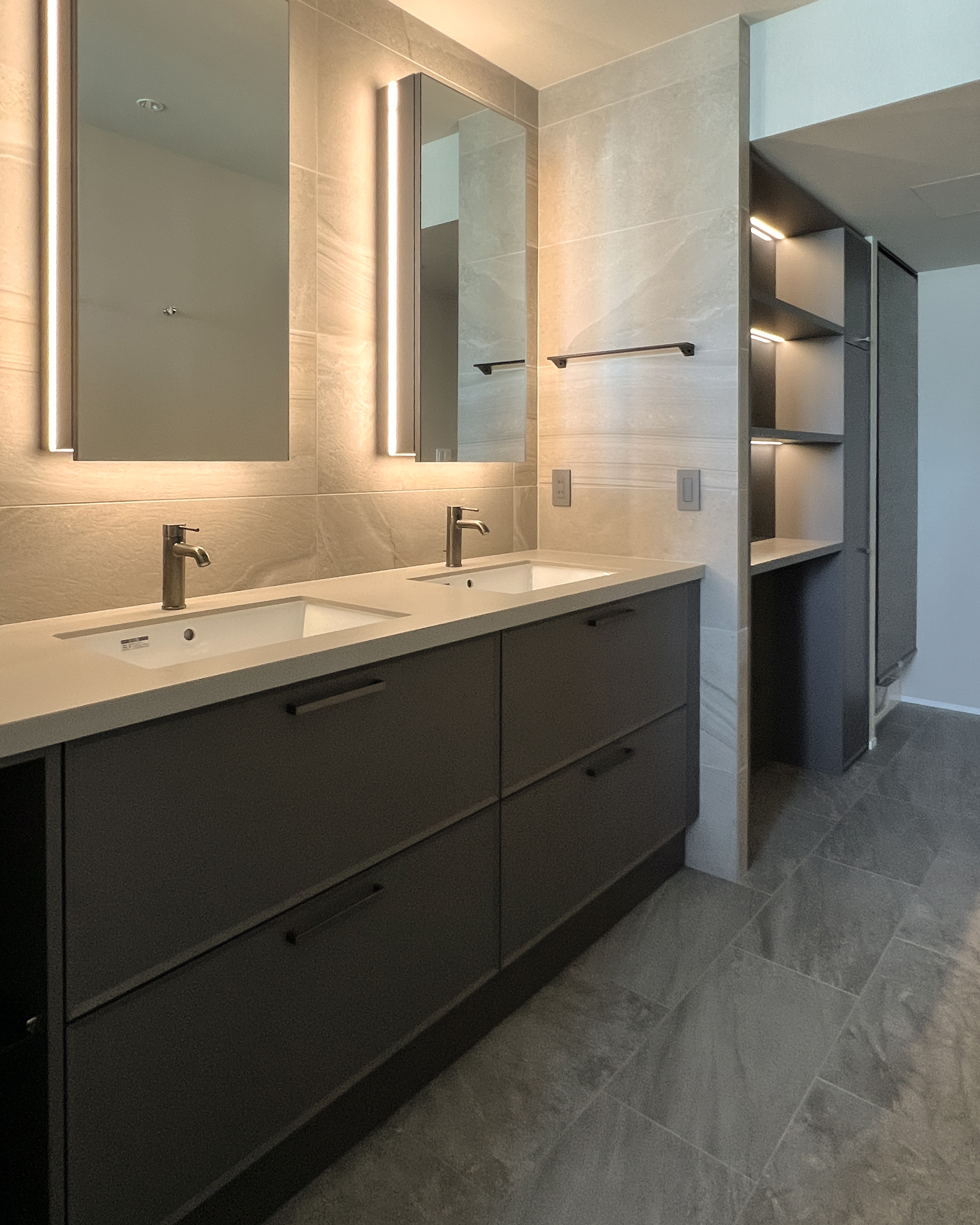 繊細な框扉が生み出す上品な洗面