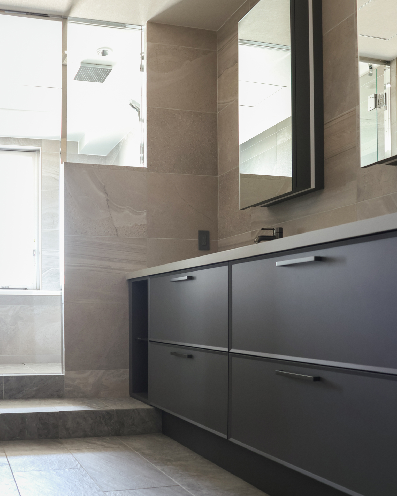 写真：繊細な框扉が生み出す上品な洗面