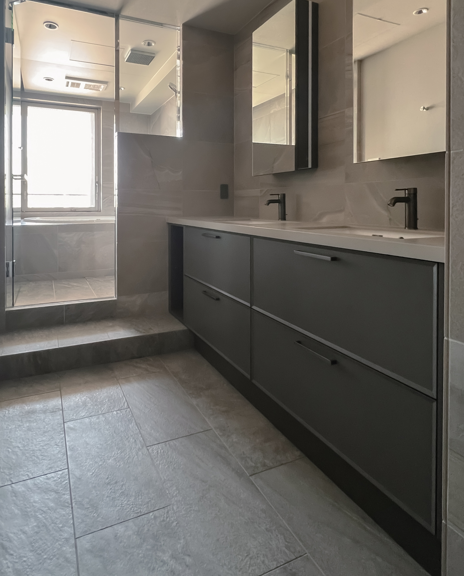 写真：繊細な框扉が生み出す上品な洗面