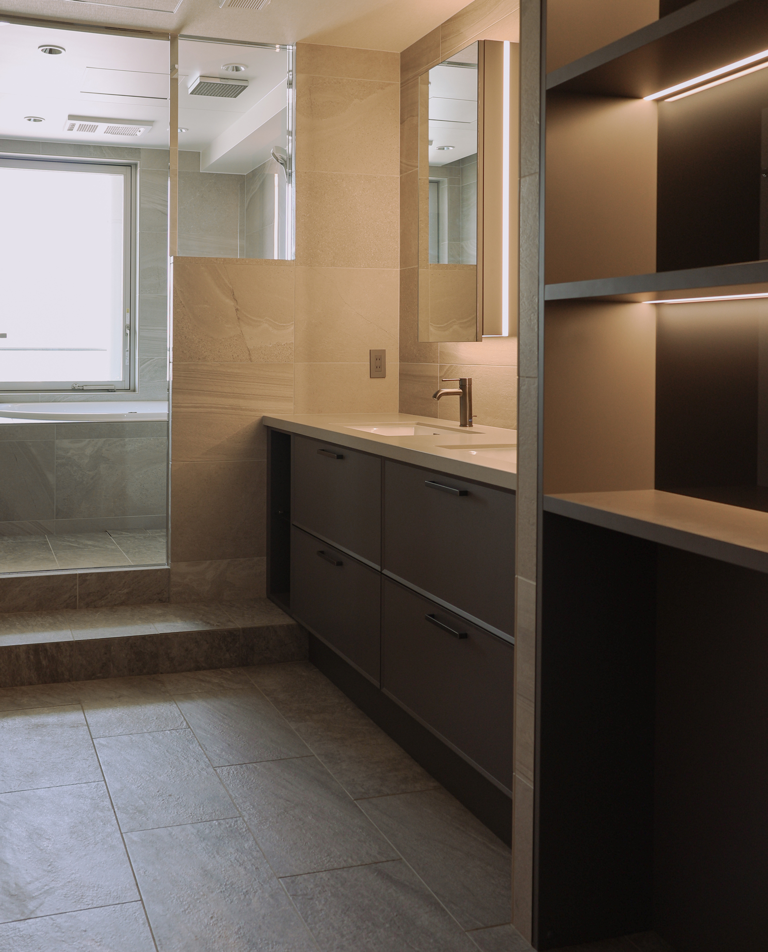 写真：繊細な框扉が生み出す上品な洗面