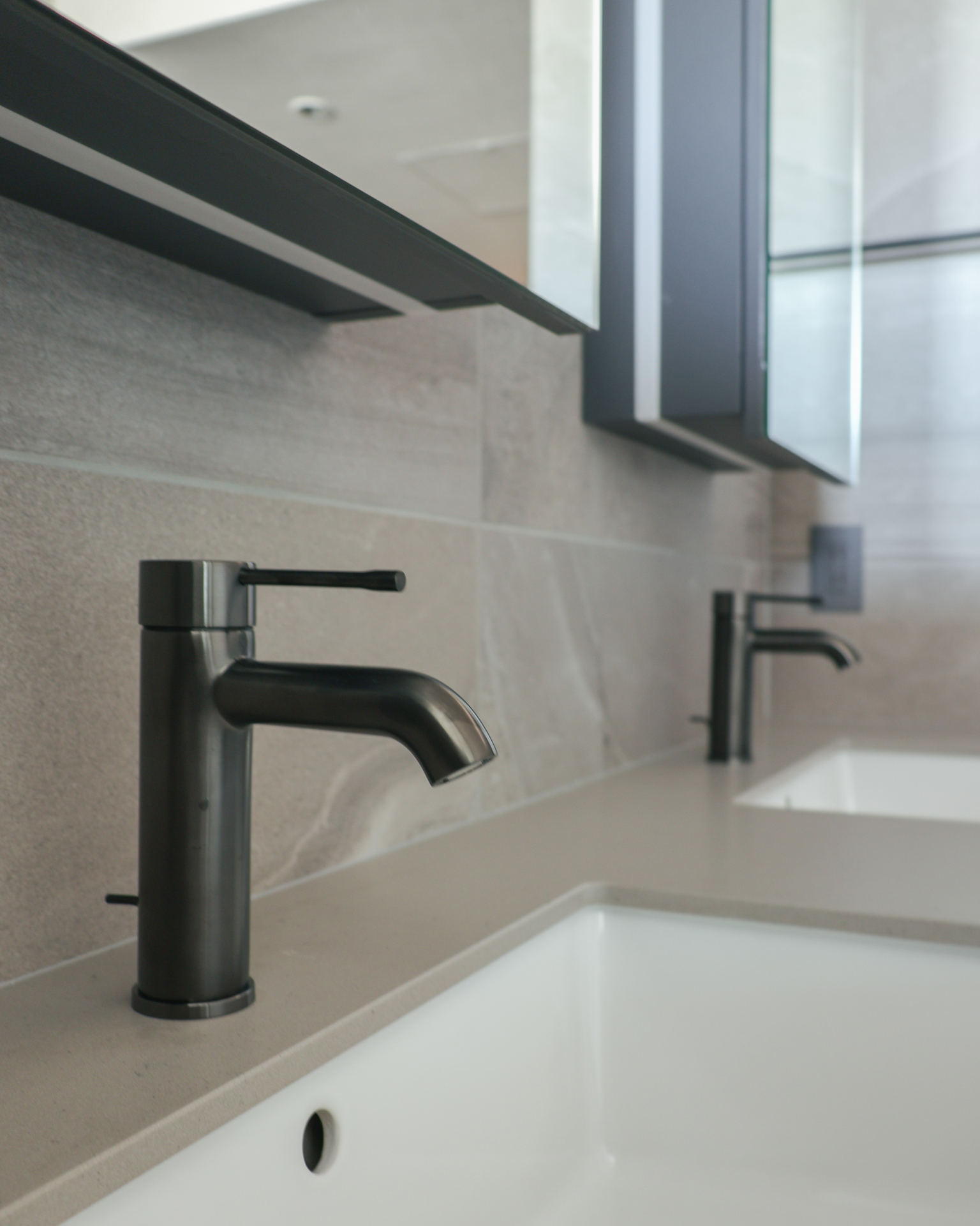 写真：繊細な框扉が生み出す上品な洗面