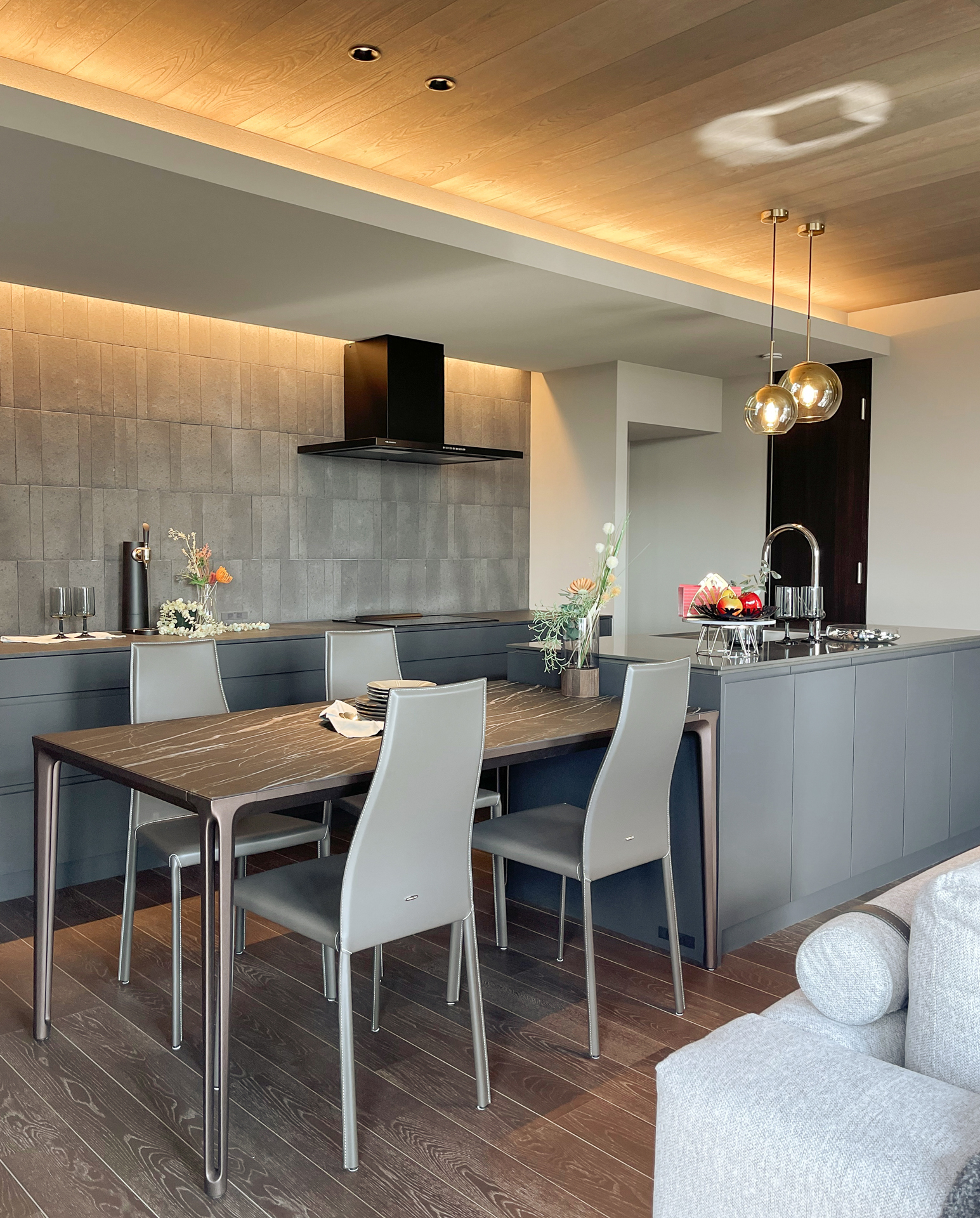 リビングと調和したグレージュインテリア