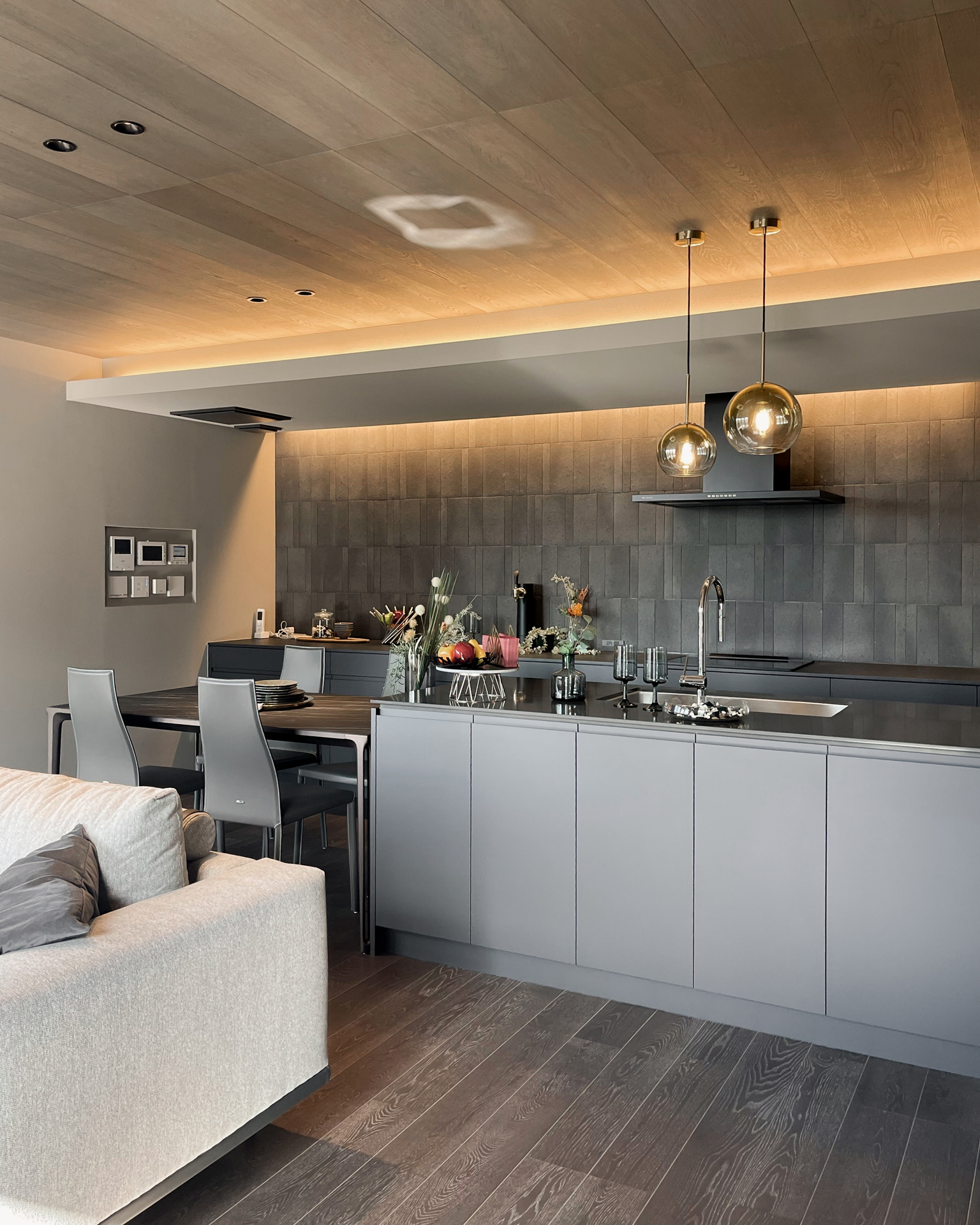 写真:リビングと調和したグレージュインテリア