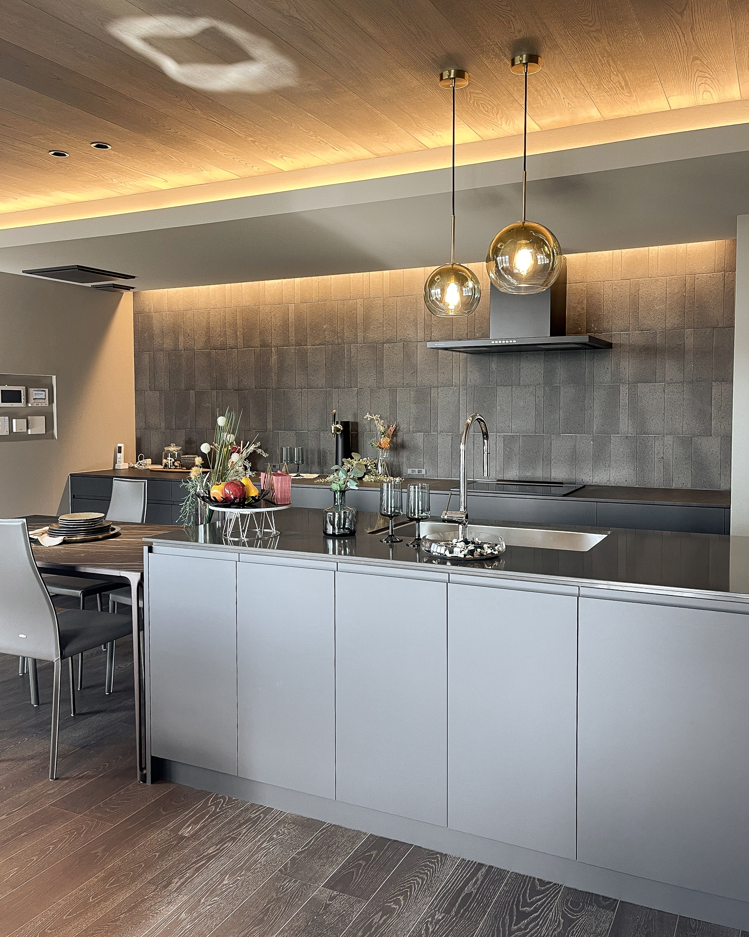 写真:リビングと調和したグレージュインテリア