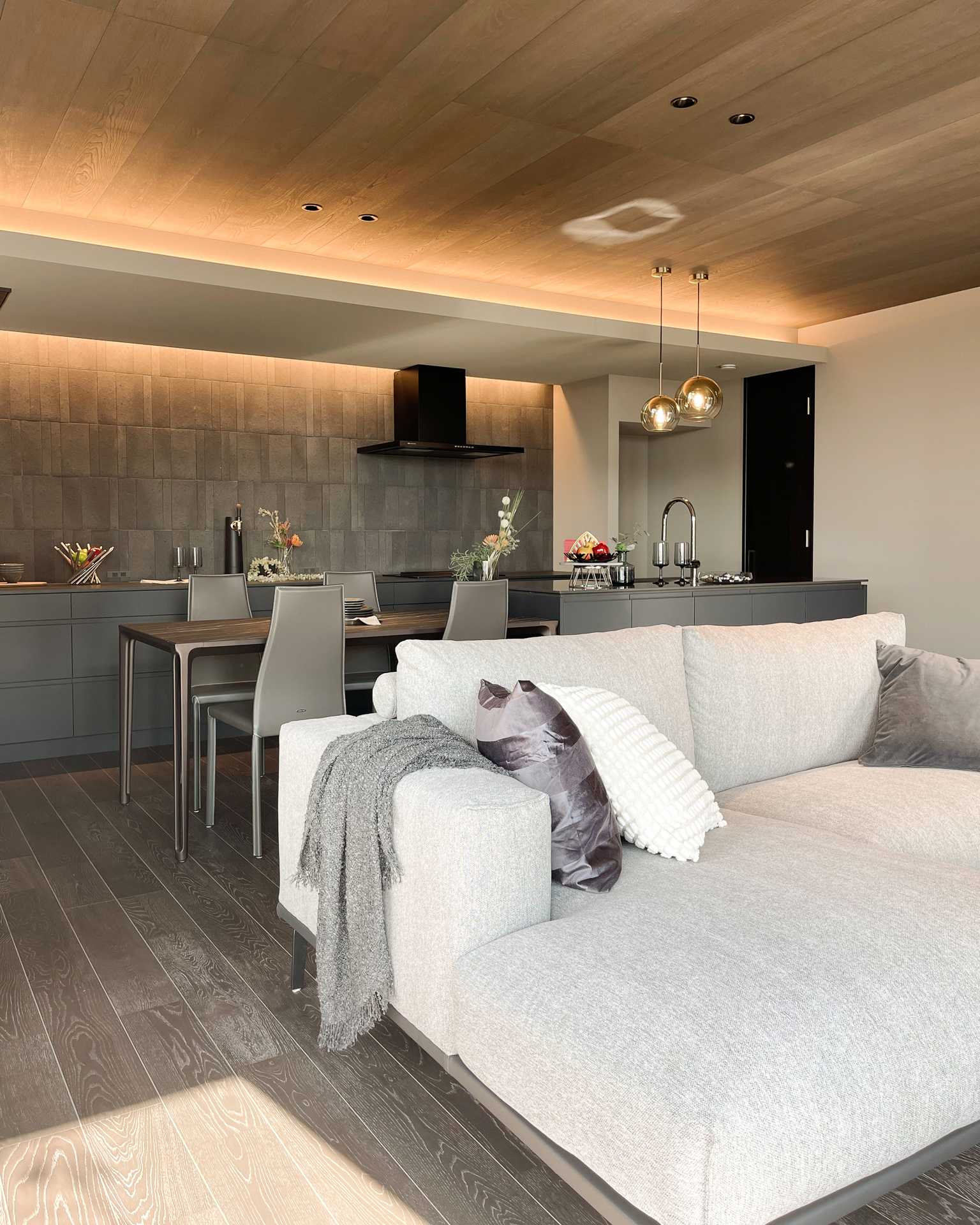 写真:リビングと調和したグレージュインテリア