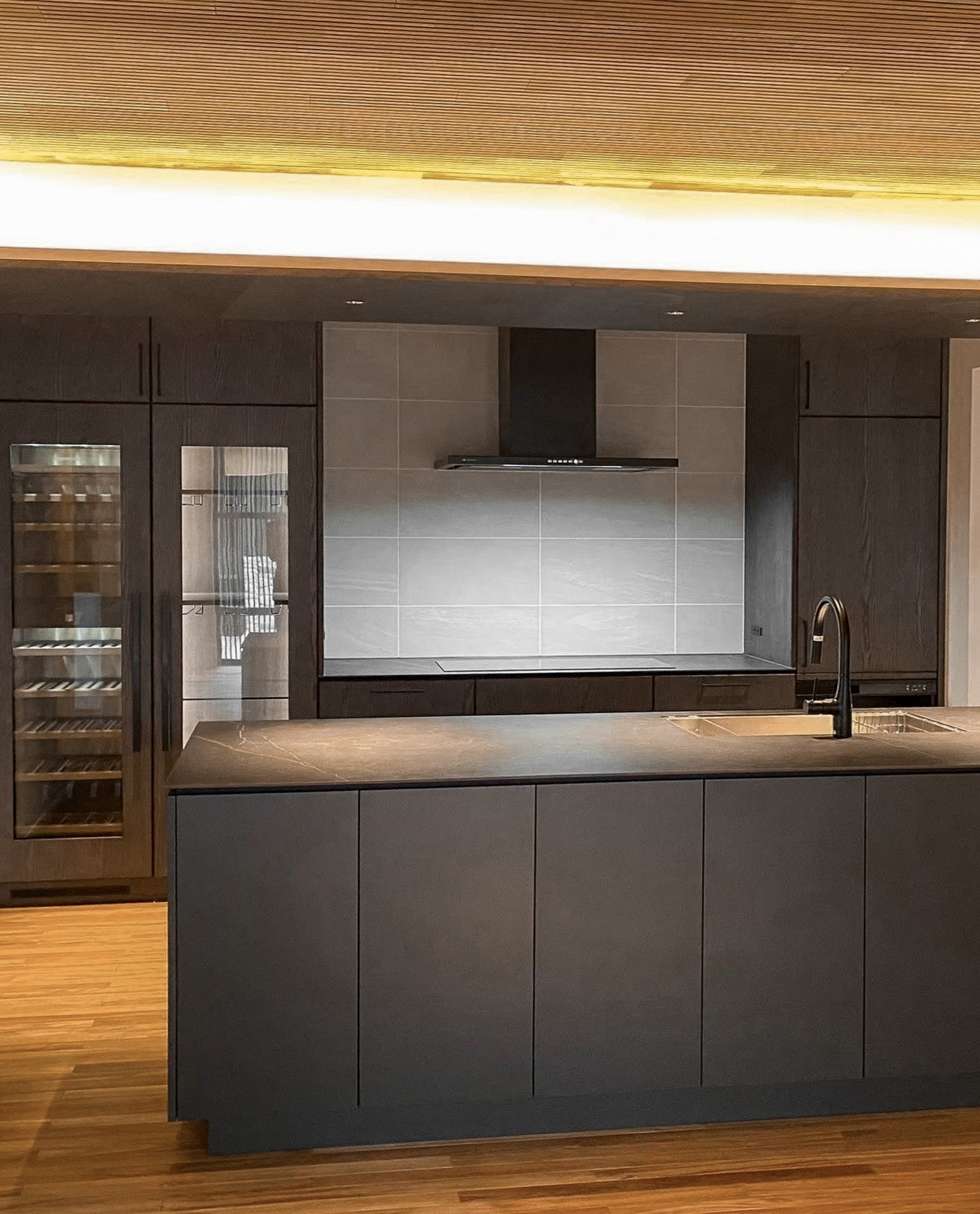 上質さが宿るダークトーンキッチン