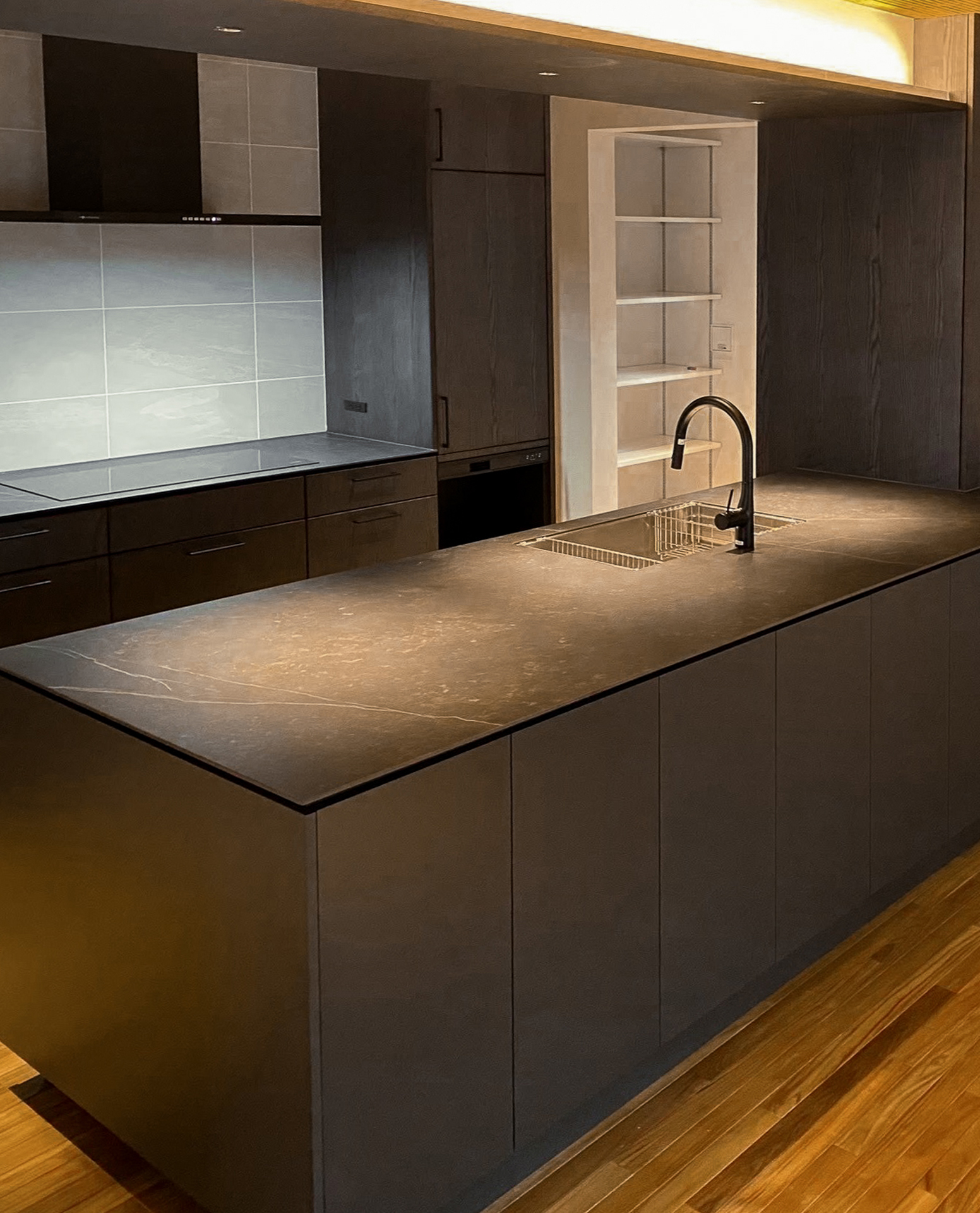 写真:上質さが宿るダークトーンキッチン