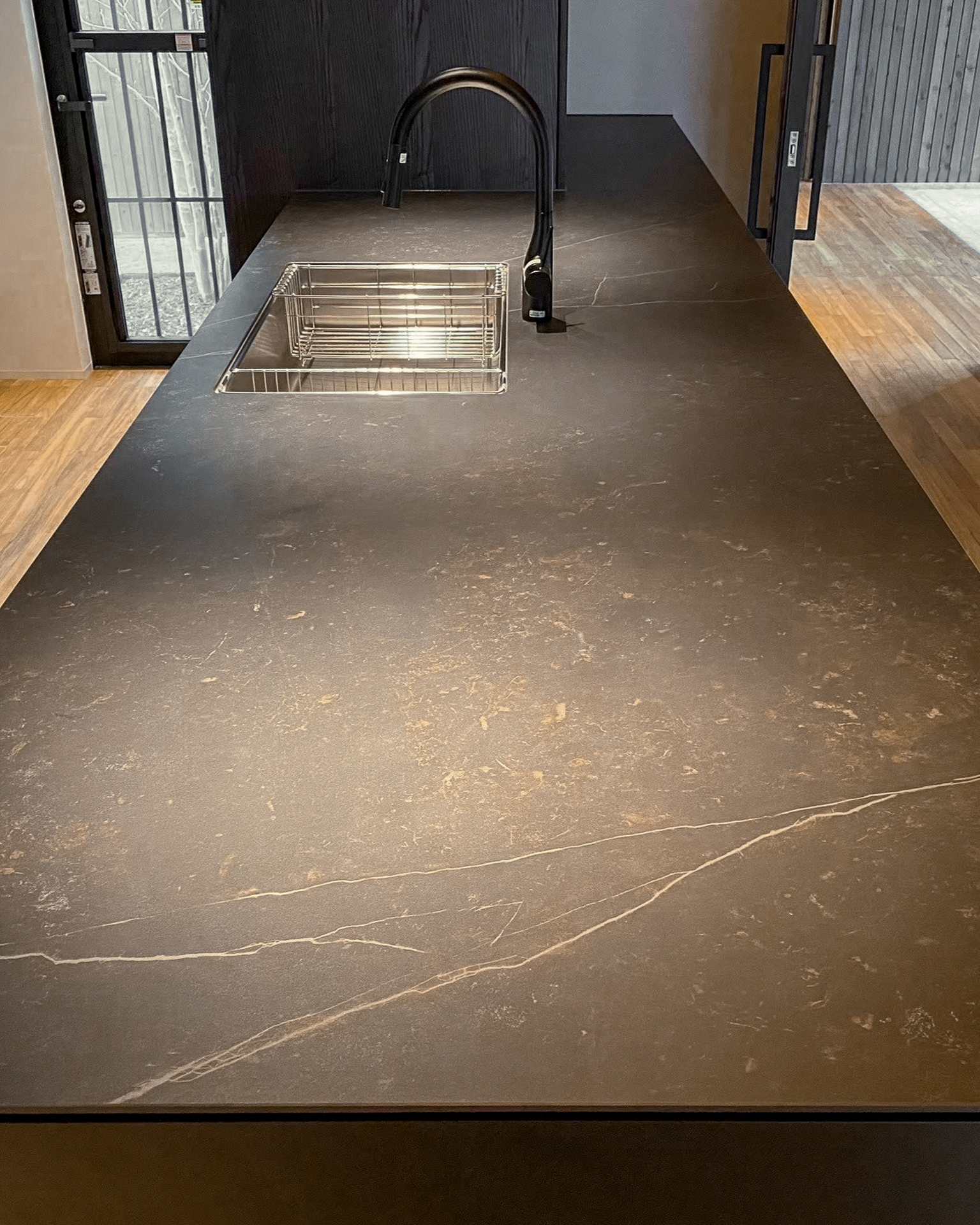 写真:上質さが宿るダークトーンキッチン