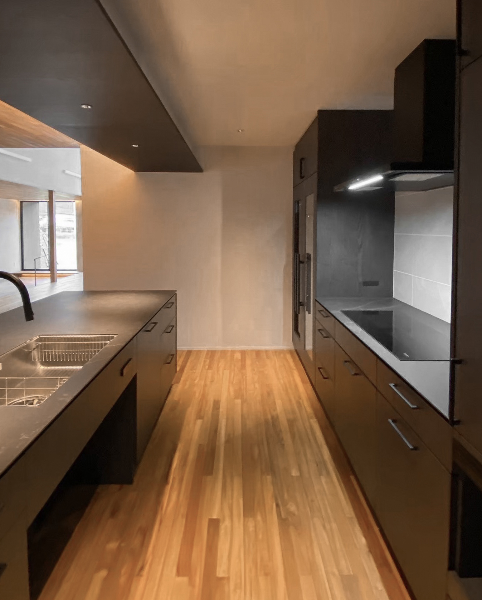 写真:上質さが宿るダークトーンキッチン