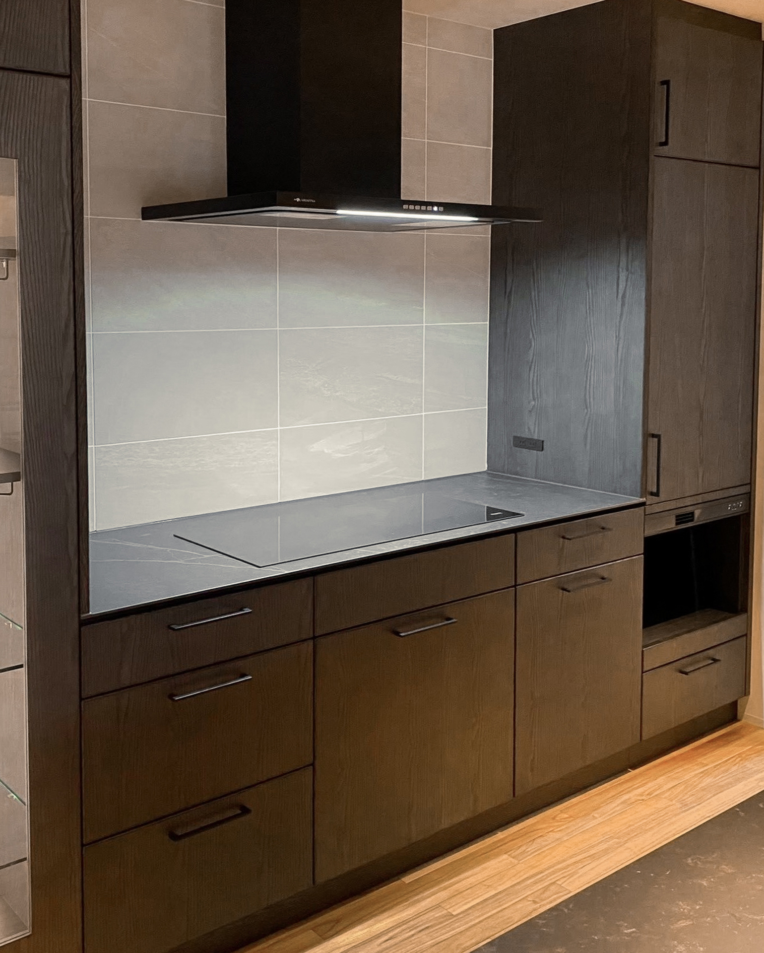 写真:上質さが宿るダークトーンキッチン