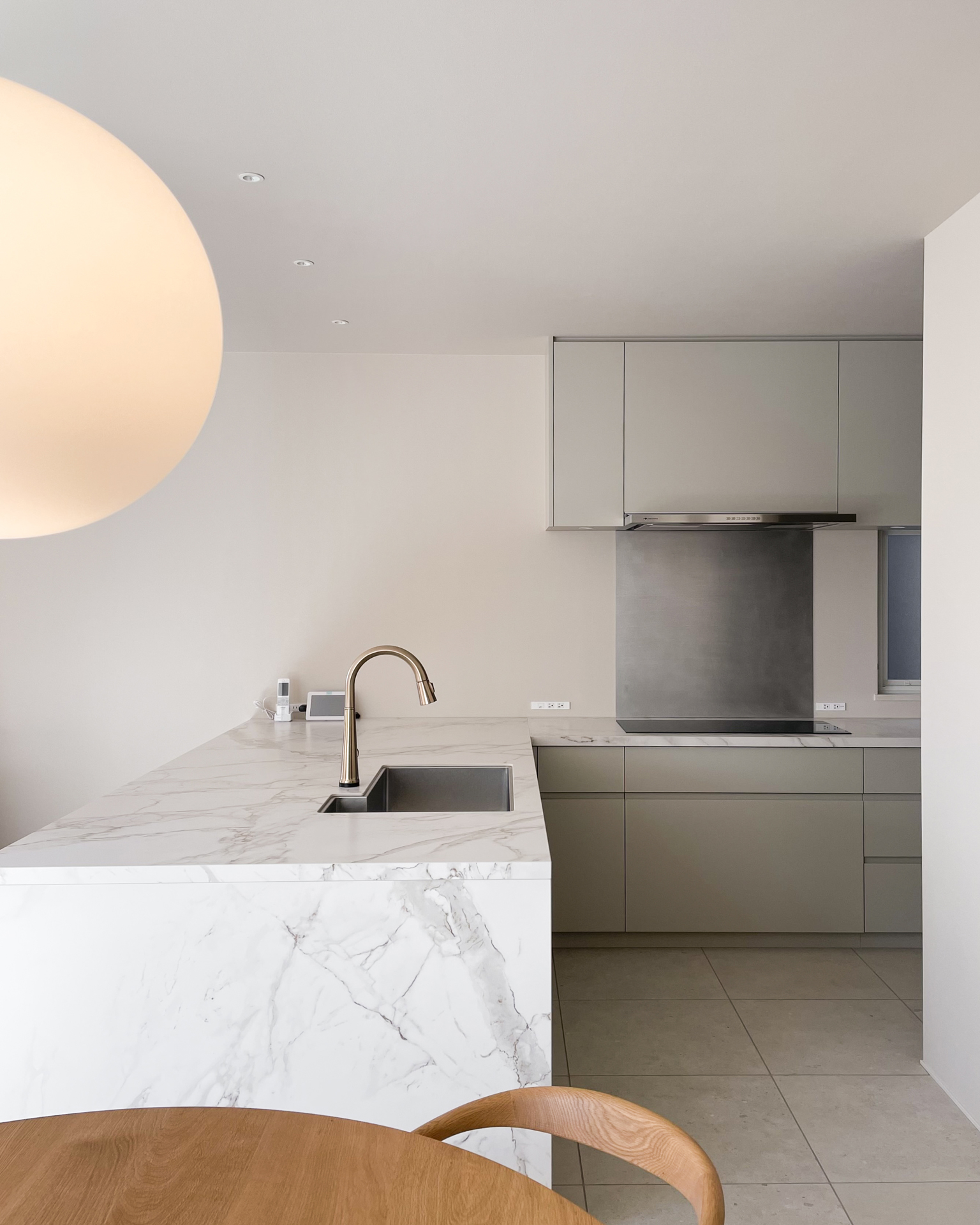 写真：ジャパンディな美しいL型キッチン