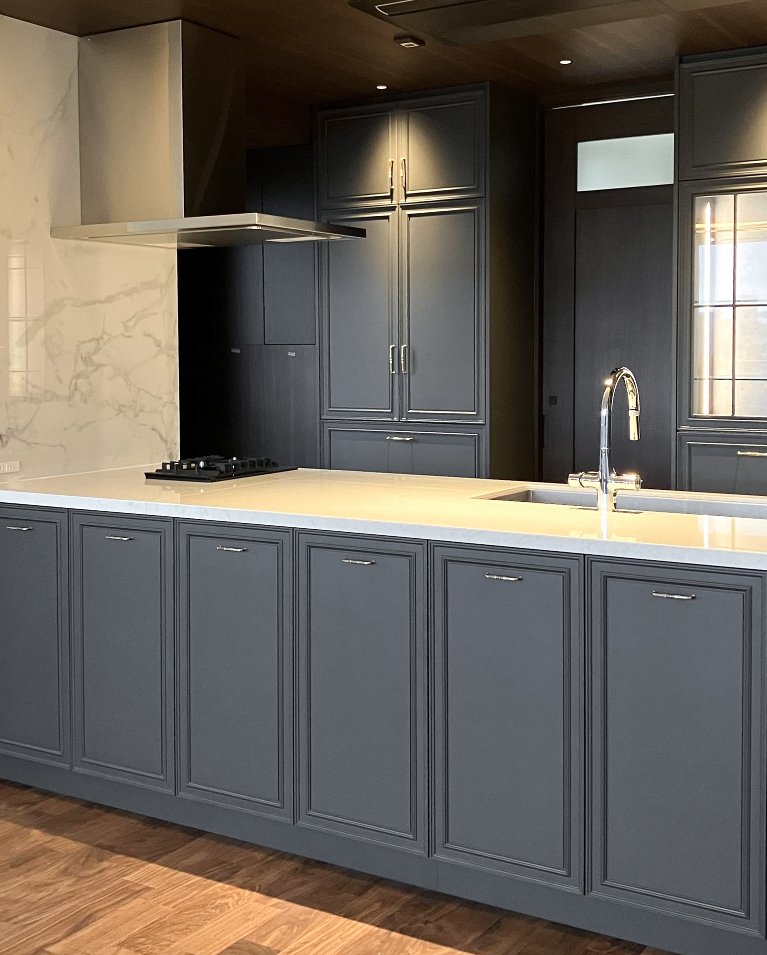 写真:世界観を感じるクラシカルなキッチン