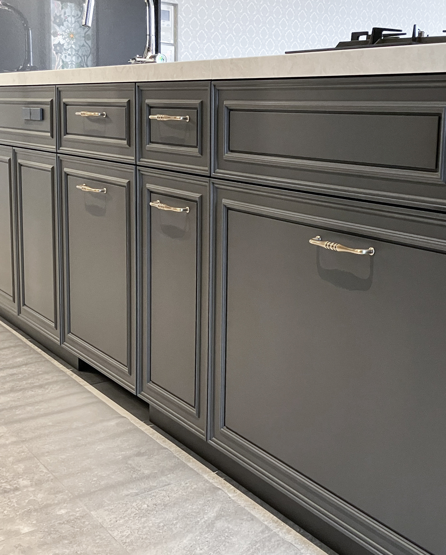 写真:世界観を感じるクラシカルなキッチン