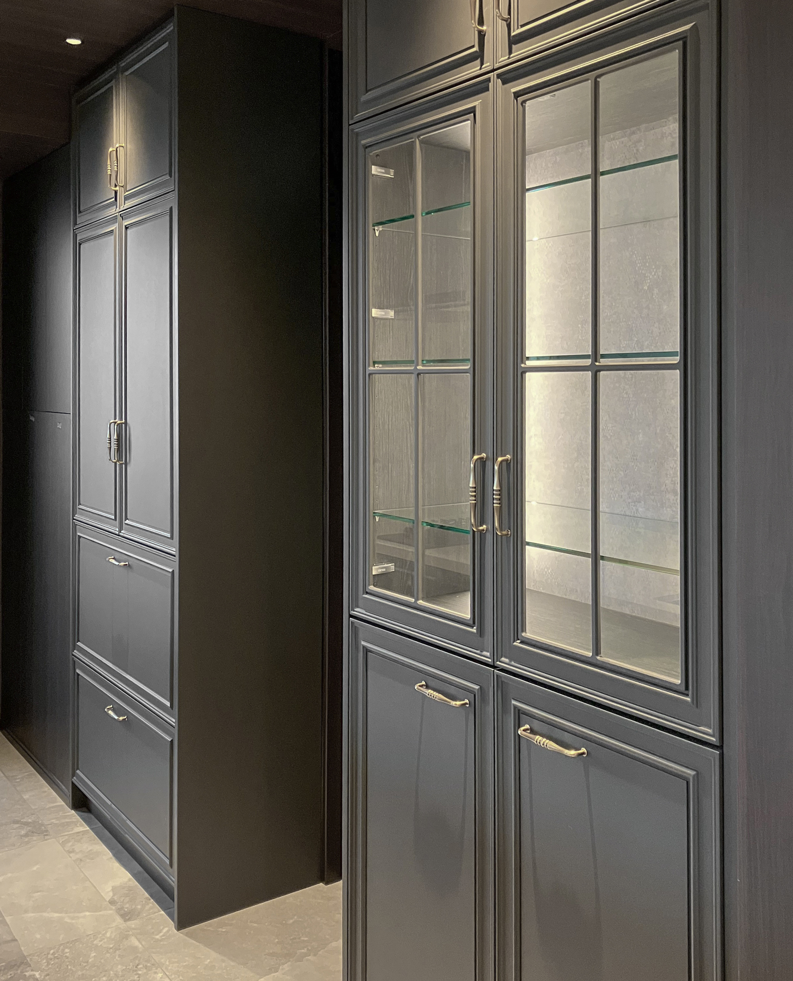 写真:世界観を感じるクラシカルなキッチン