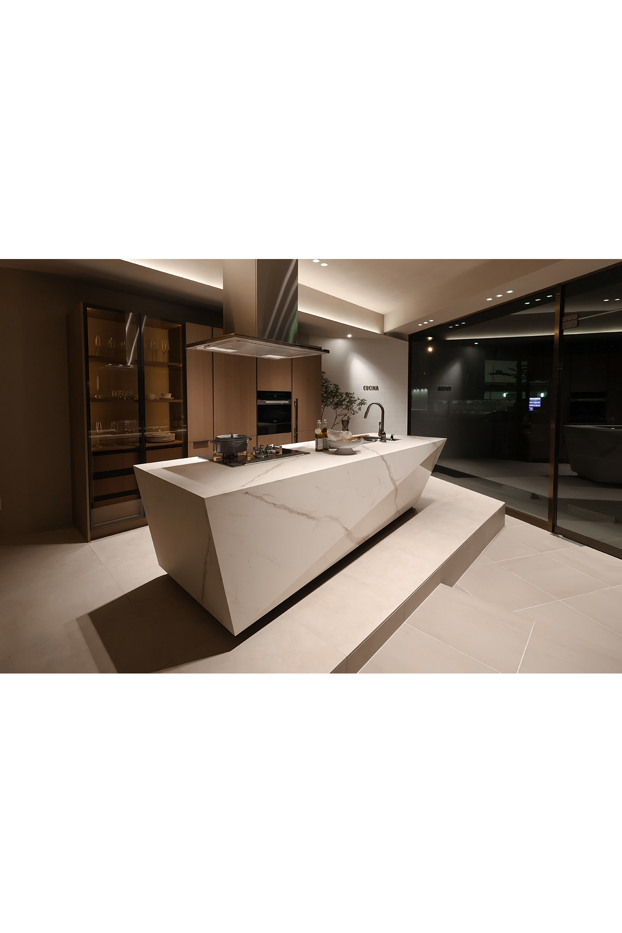 写真:デザインが際立つ、ラグジュアリーキッチン