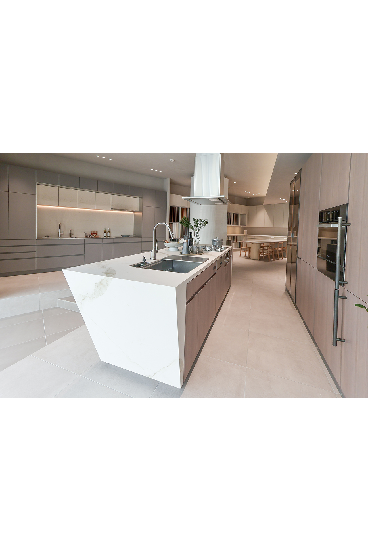 写真:デザインが際立つ、ラグジュアリーキッチン