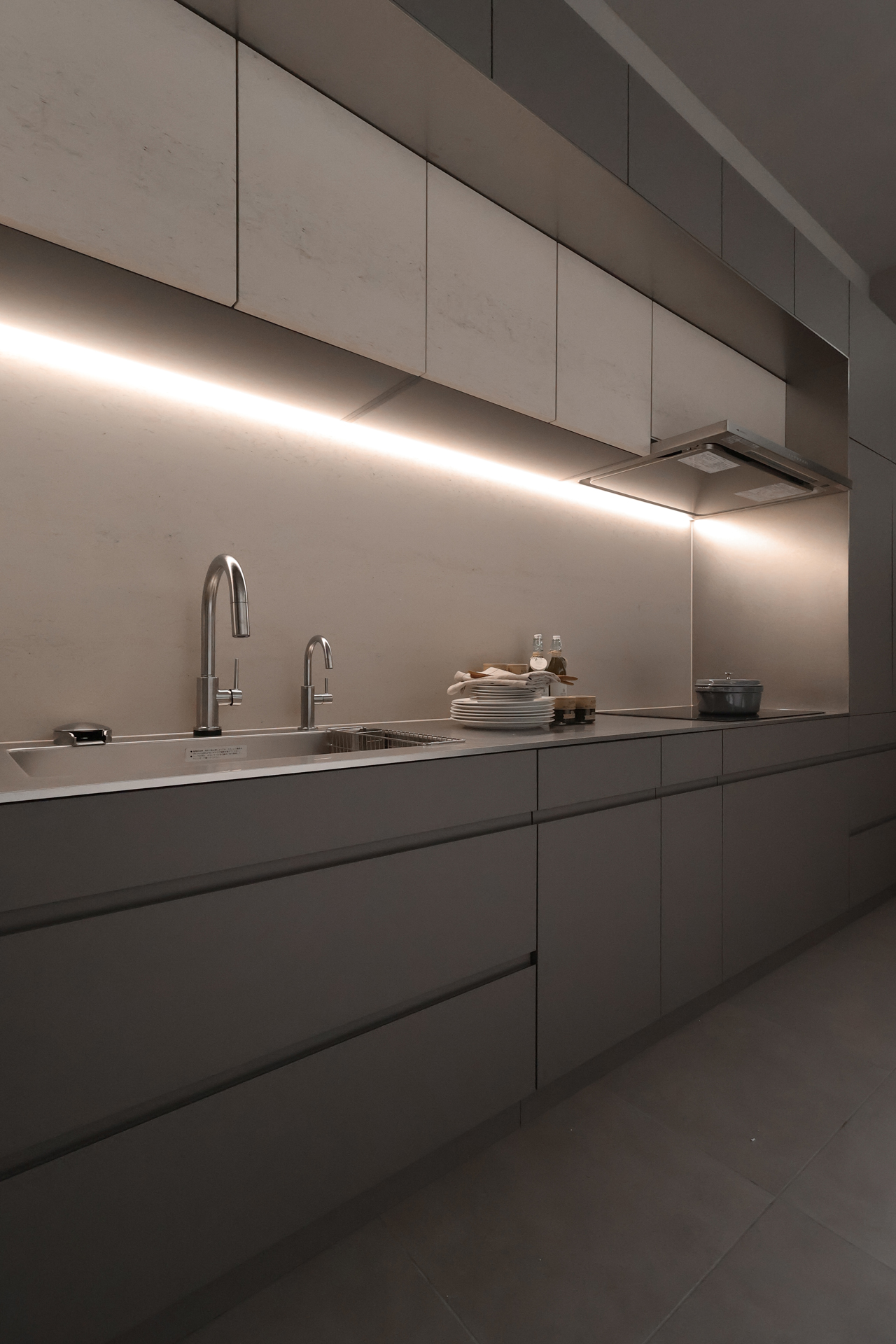 壁面に溶け込む、質感を楽しむ壁付キッチン