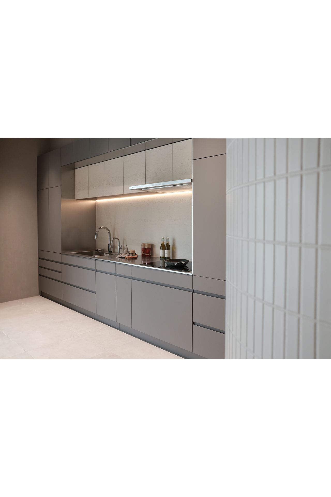 写真：壁面に溶け込む、質感を楽しむ壁付キッチン