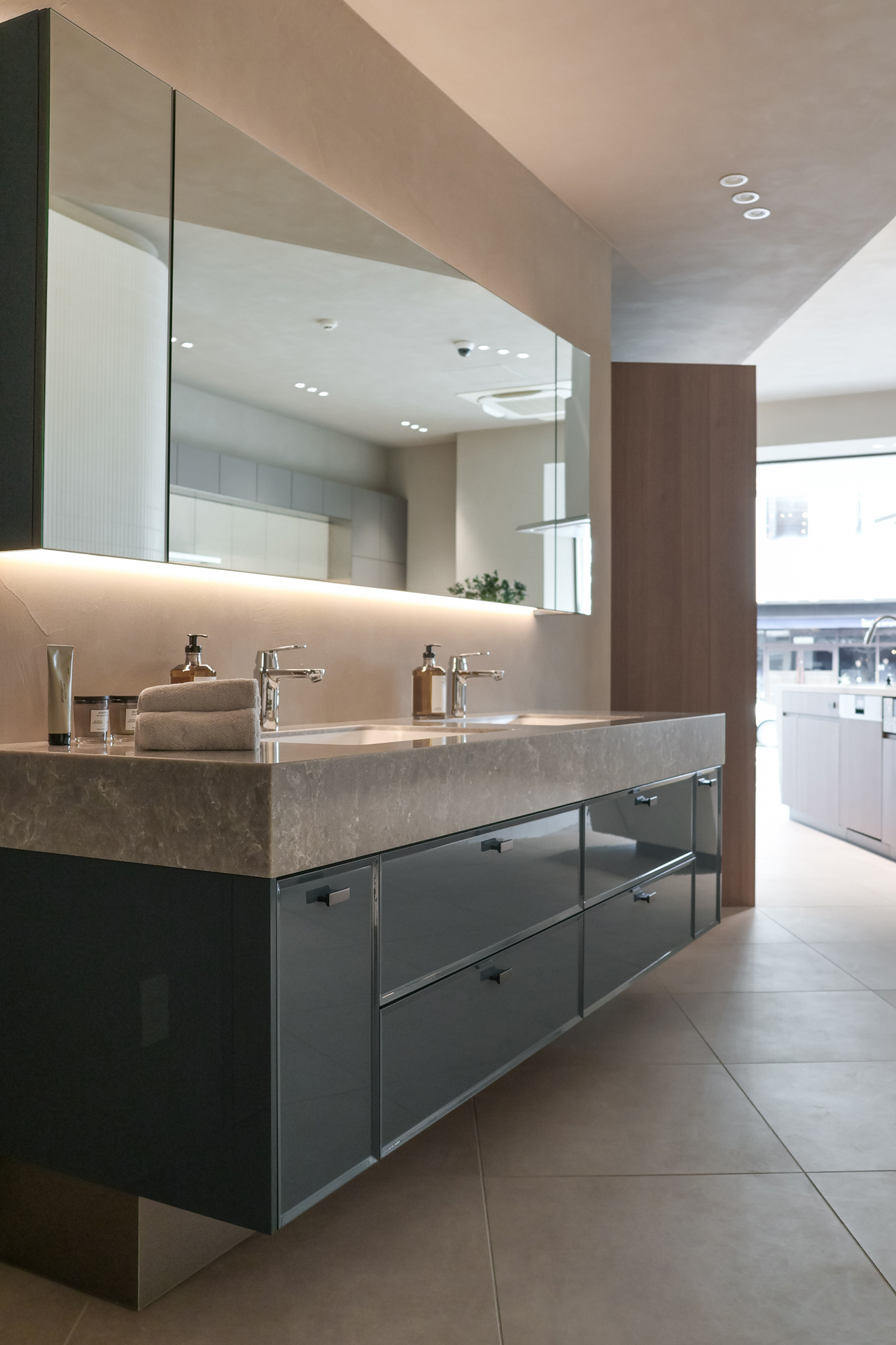 艶感が美しいホテルライクな洗面空間